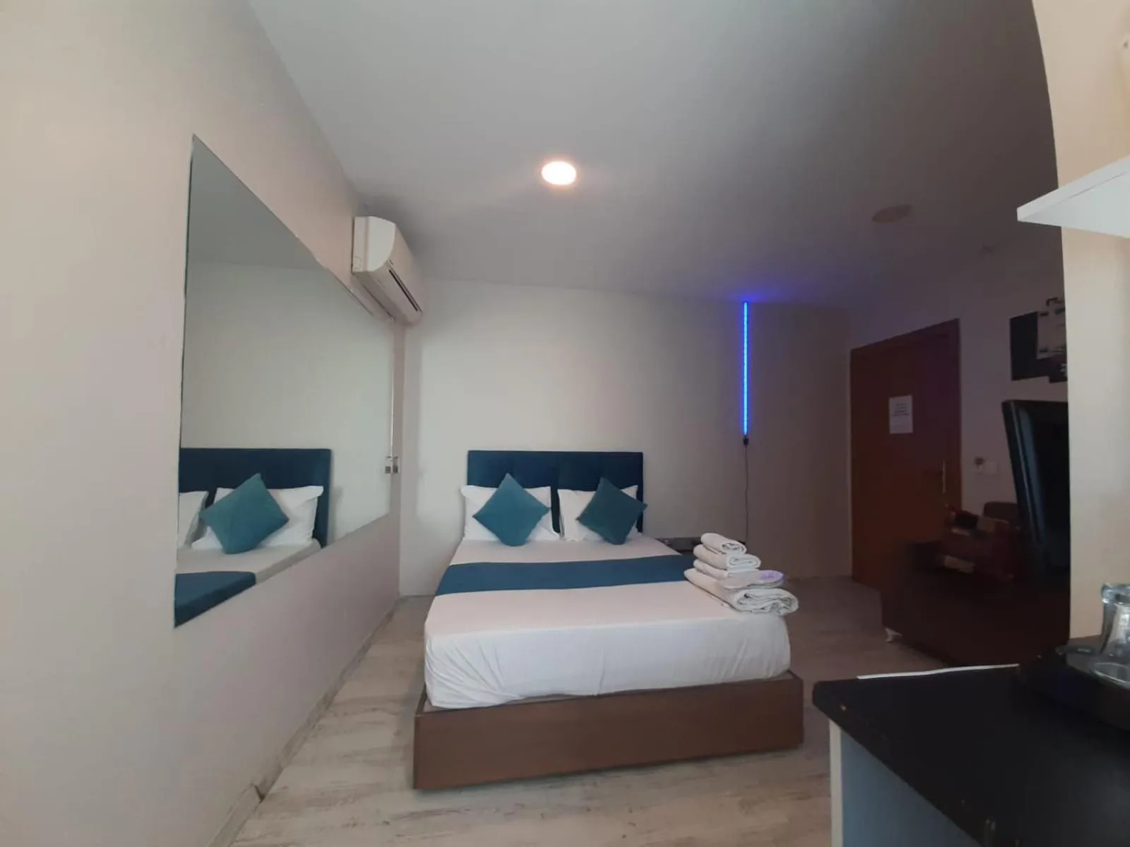 Photo of the whole room, Bed in 216 Turkuaz Suit