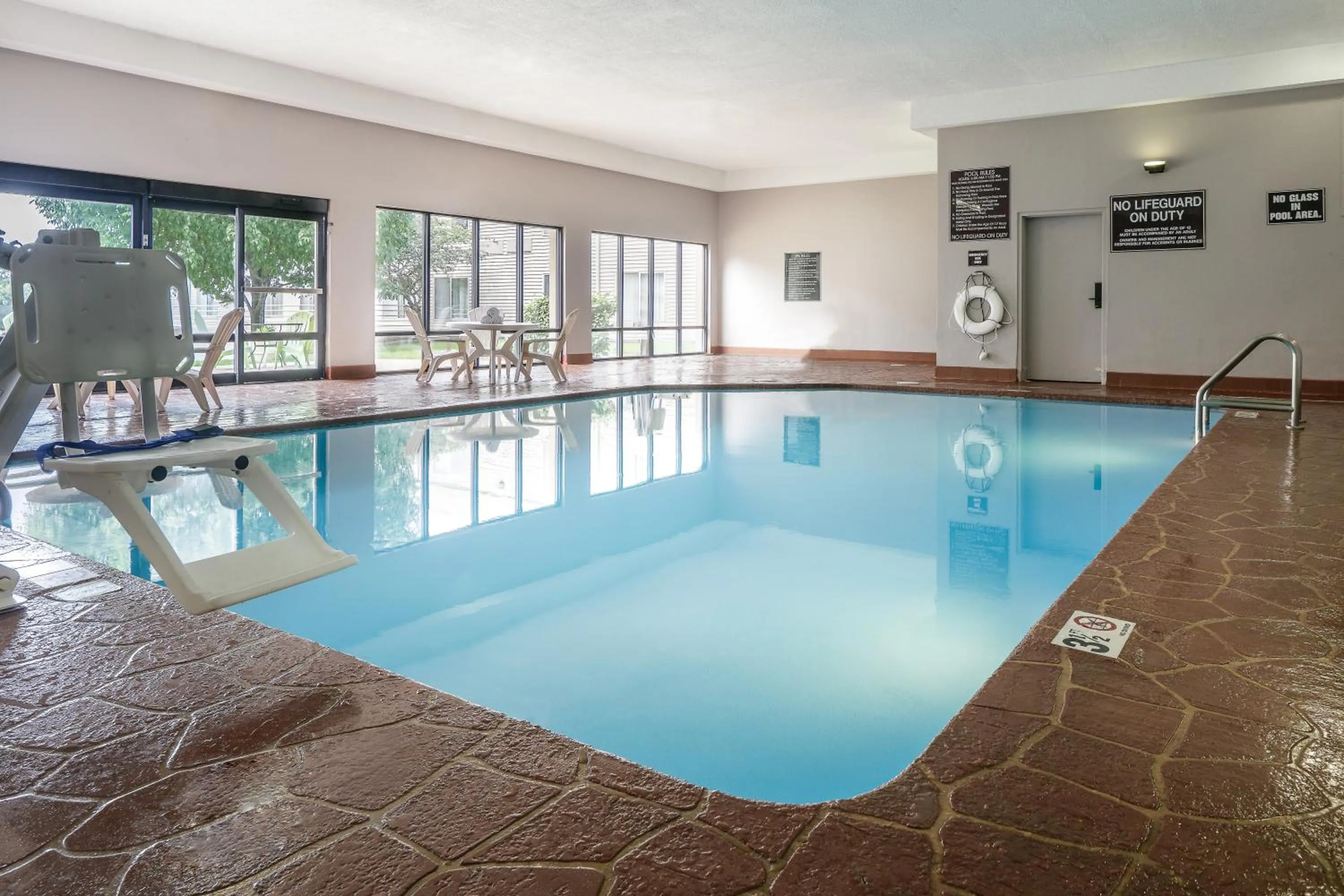 Swimming pool in Radisson Hotel & Conference Center Coralville - Iowa City