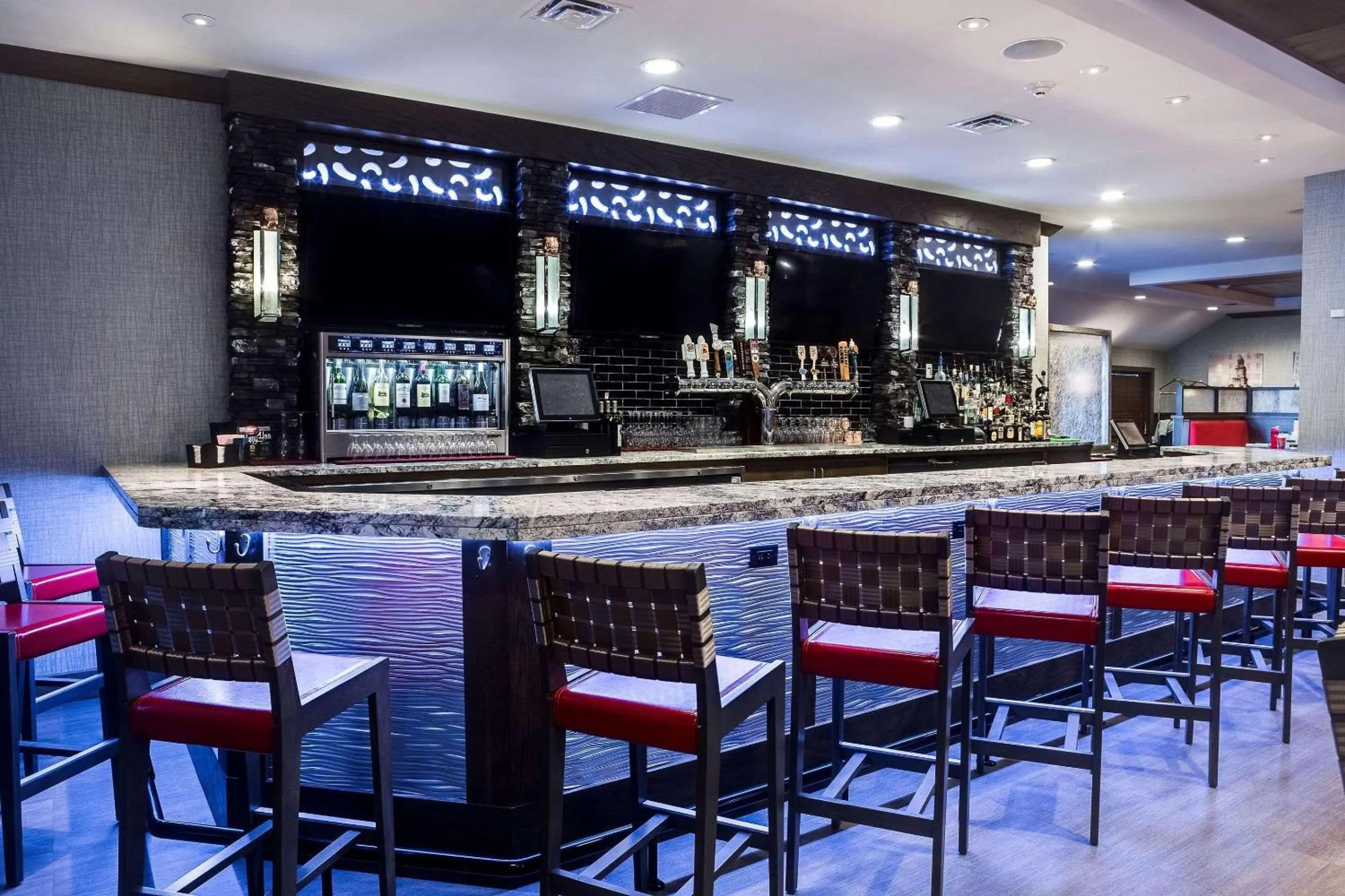 Lounge or bar in Radisson Hotel & Conference Center Coralville - Iowa City