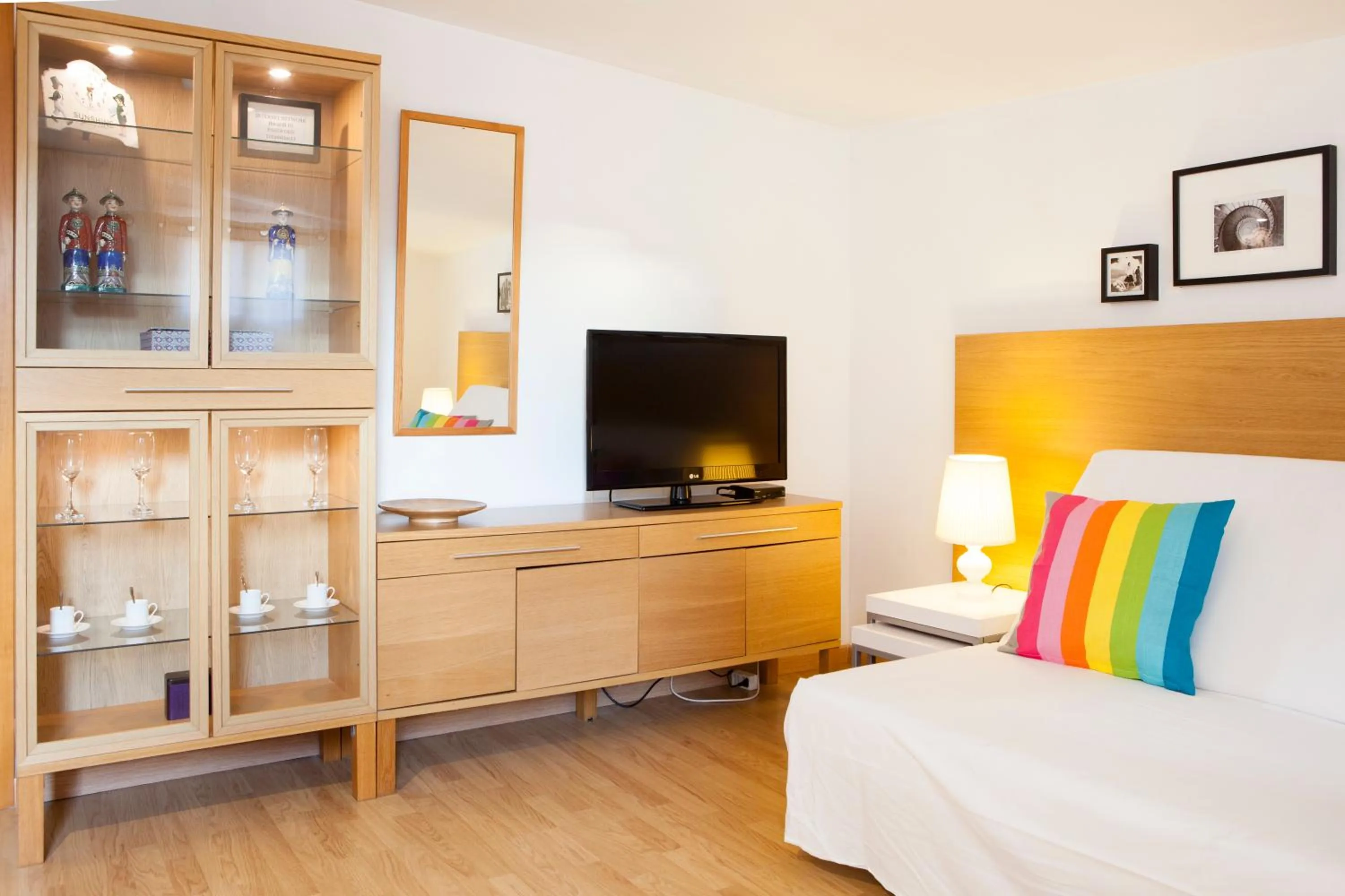 Communal lounge/ TV room, Bed in Ramblas Apartments