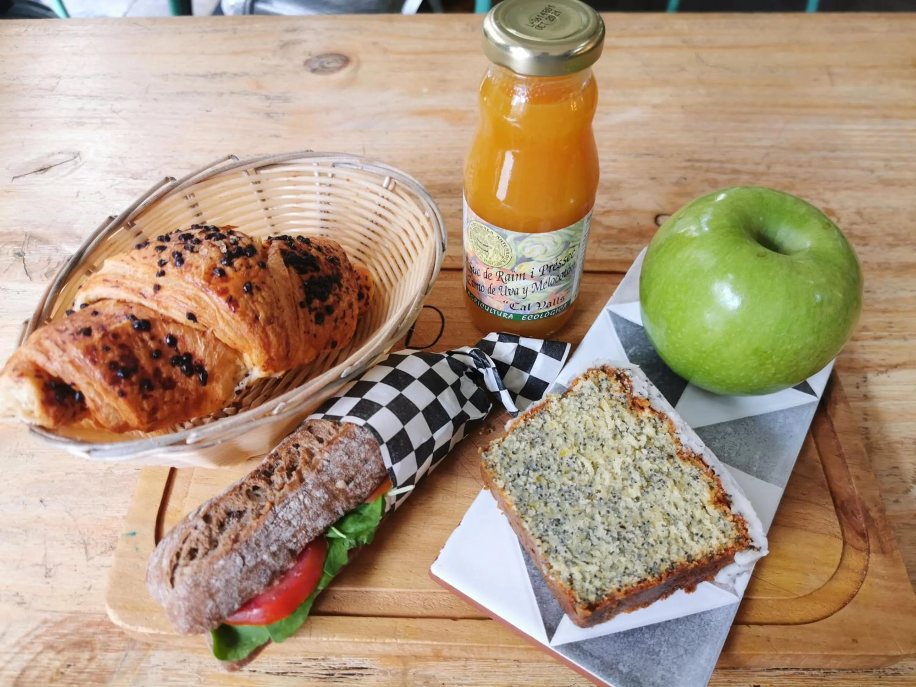 Food and drinks in Ramblas Apartments