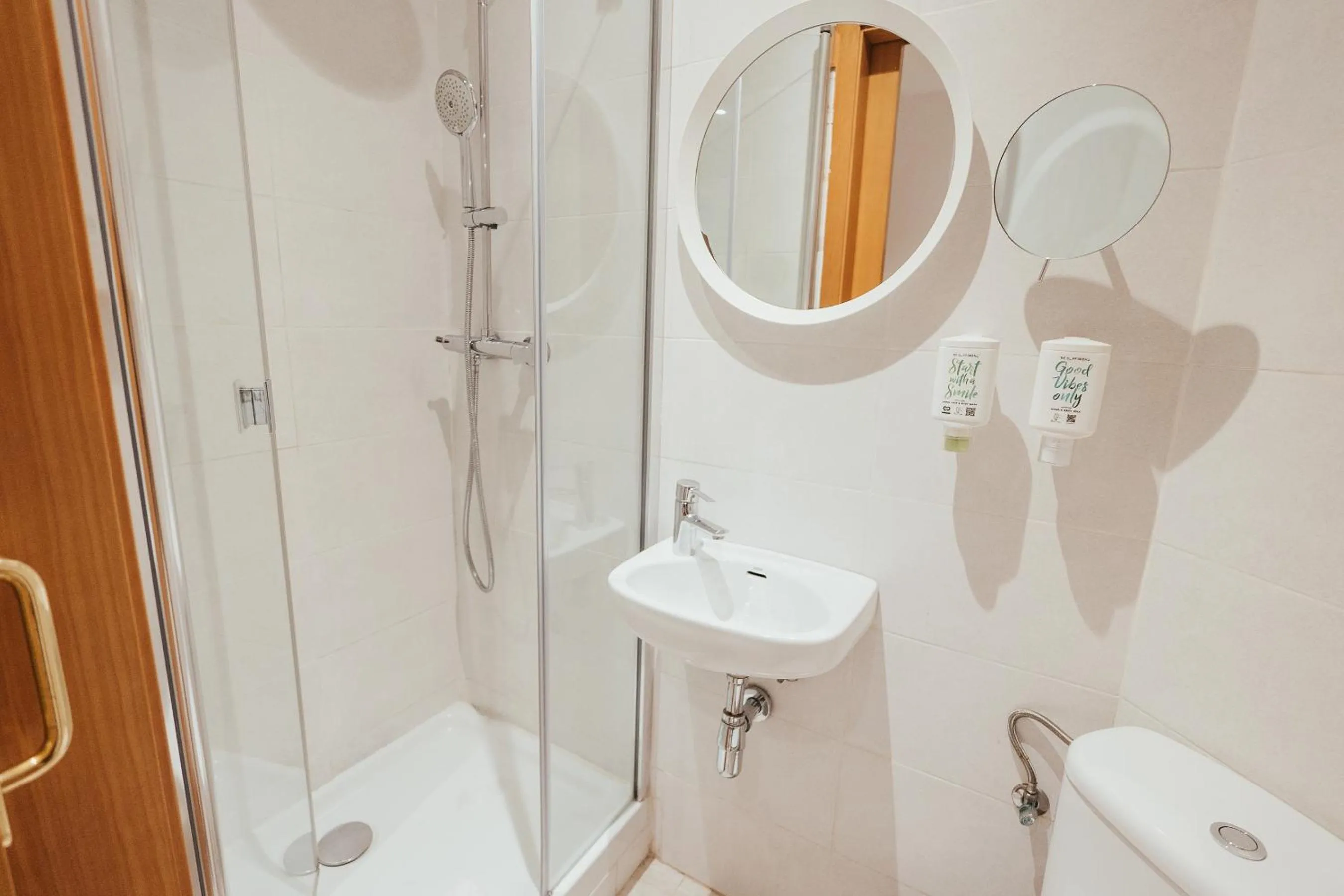 Shower in Ramblas Apartments