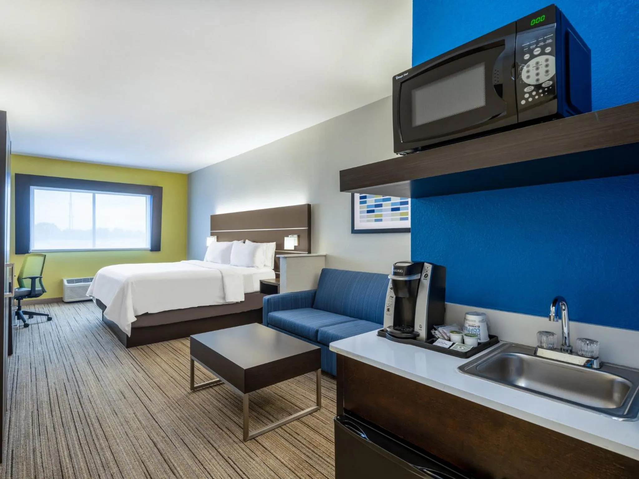 Photo of the whole room, Bed in Holiday Inn Express Hotel & Suites Beaumont Northwest by IHG