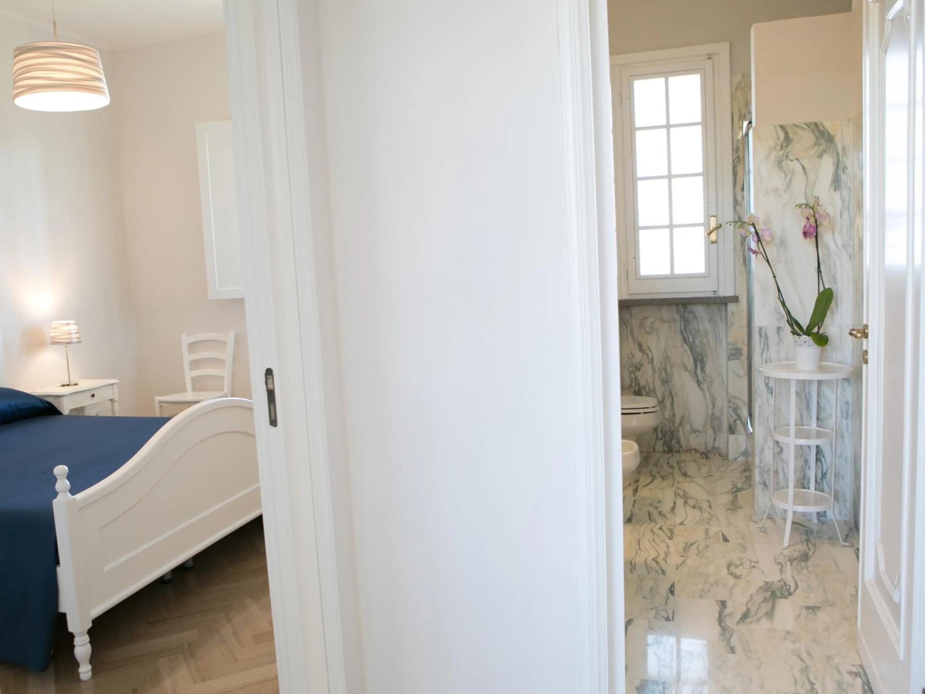 Photo of the whole room, Bed in Le Duchesse