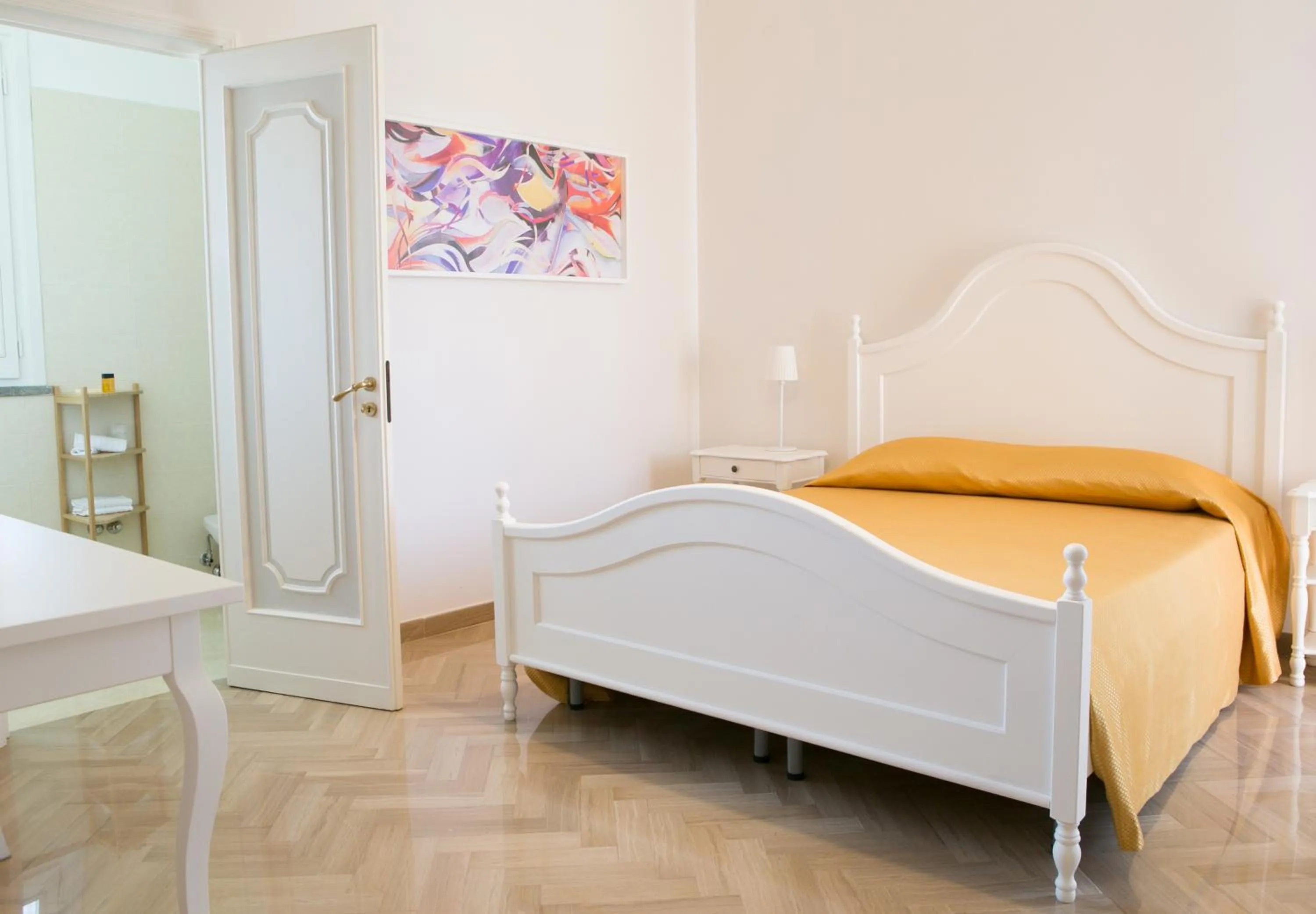 Photo of the whole room, Bed in Le Duchesse