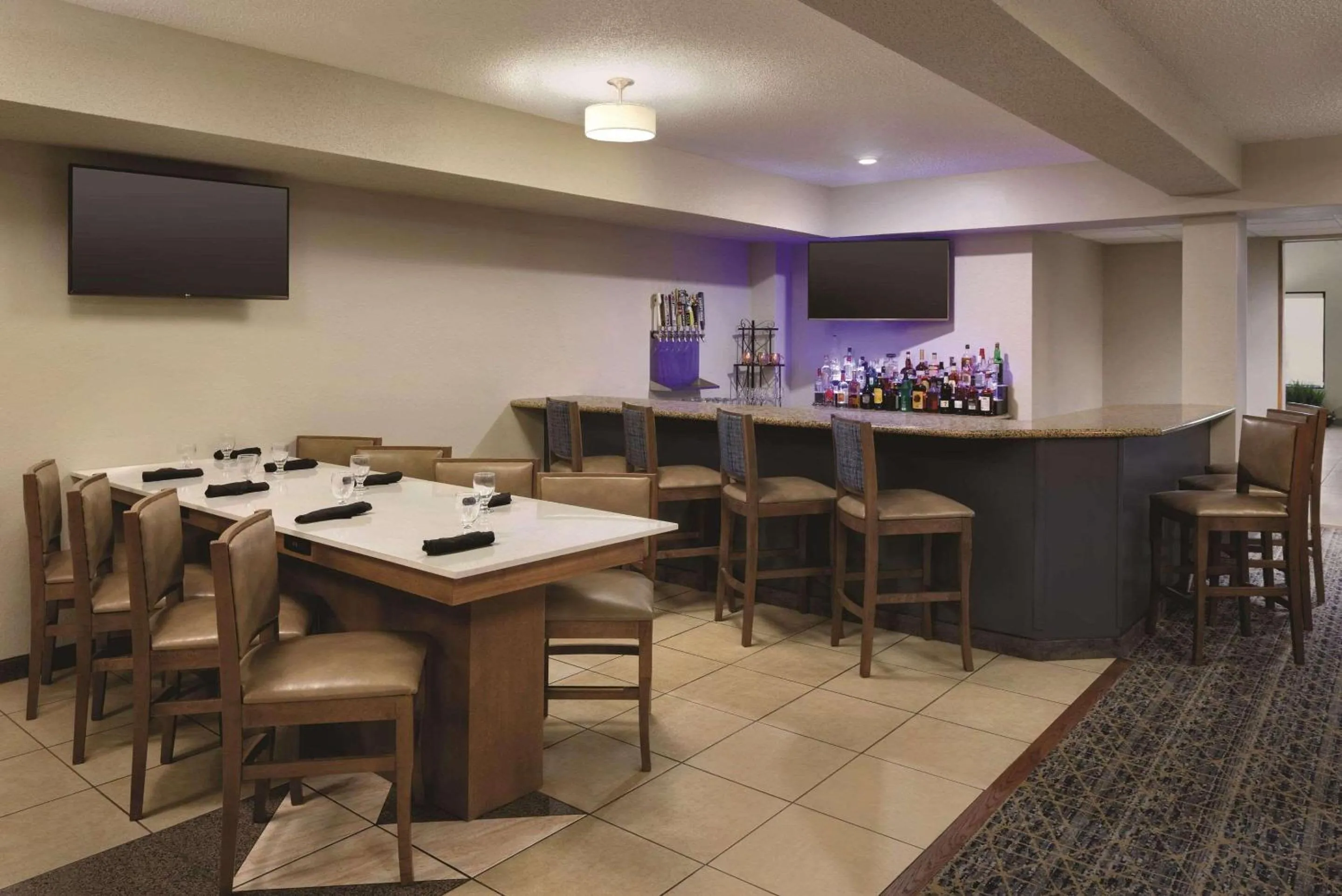 Restaurant/places to eat in Radisson Hotel Ames Conference Center at ISU