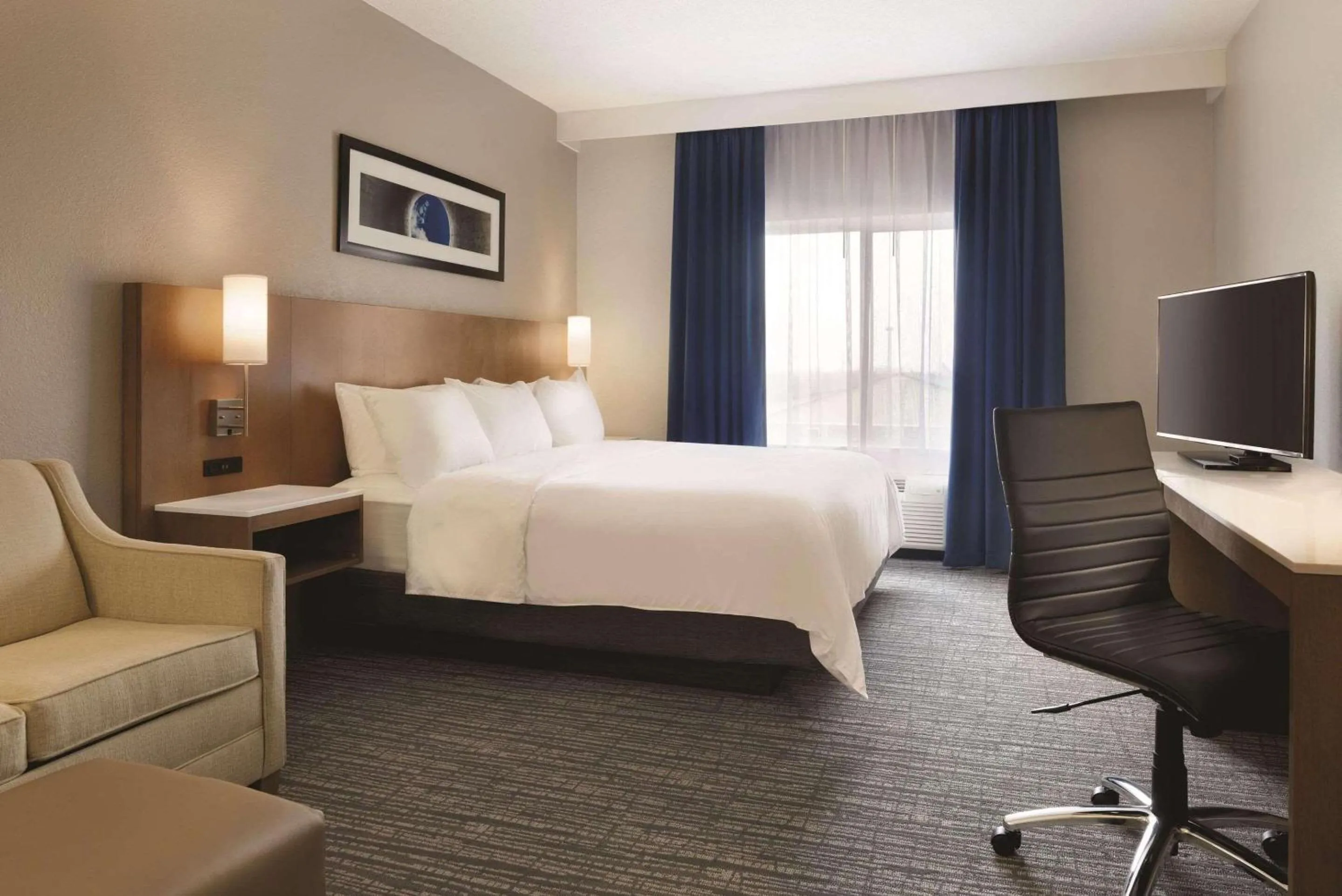 Bedroom in Radisson Hotel Ames Conference Center at ISU