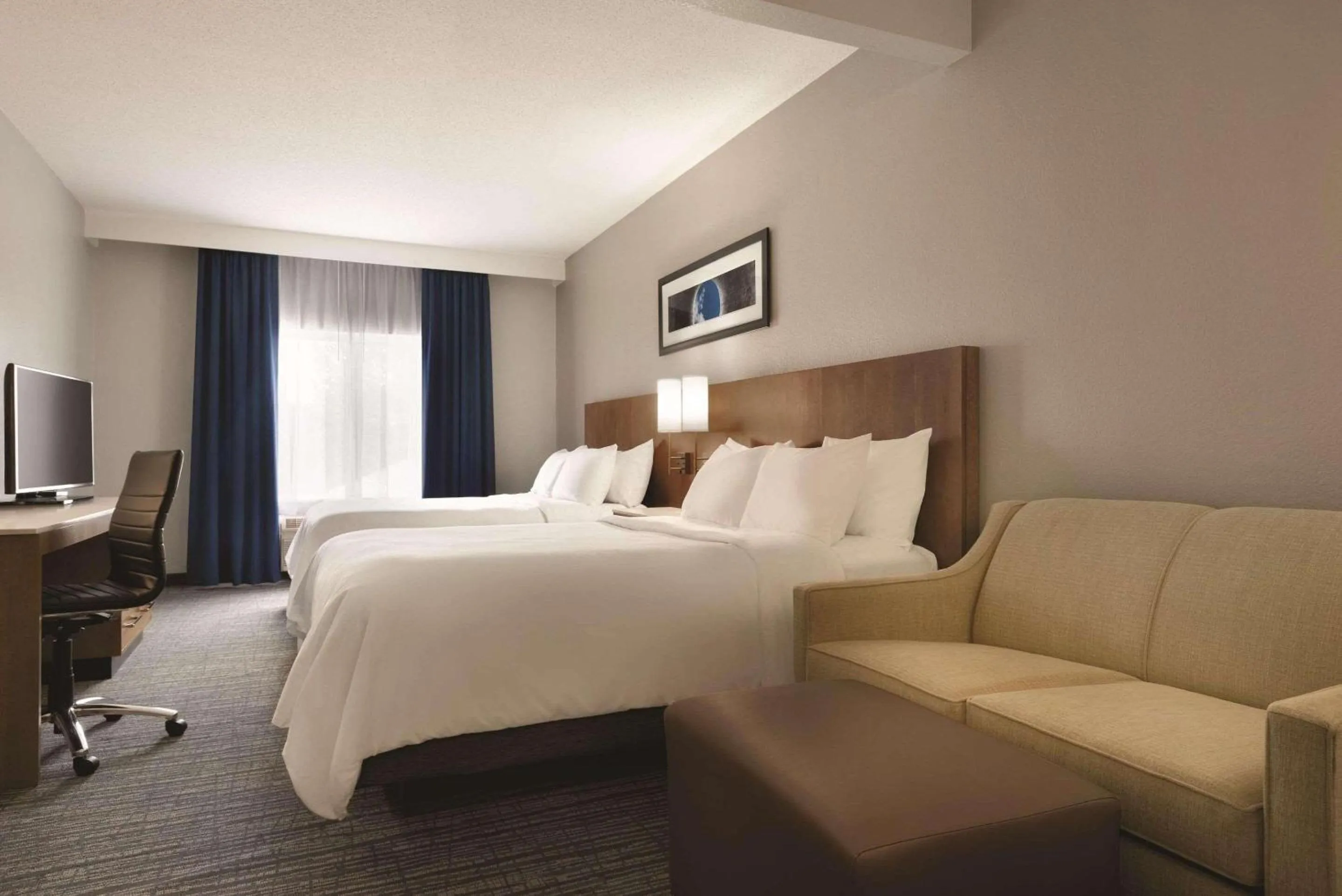 Bedroom in Radisson Hotel Ames Conference Center at ISU