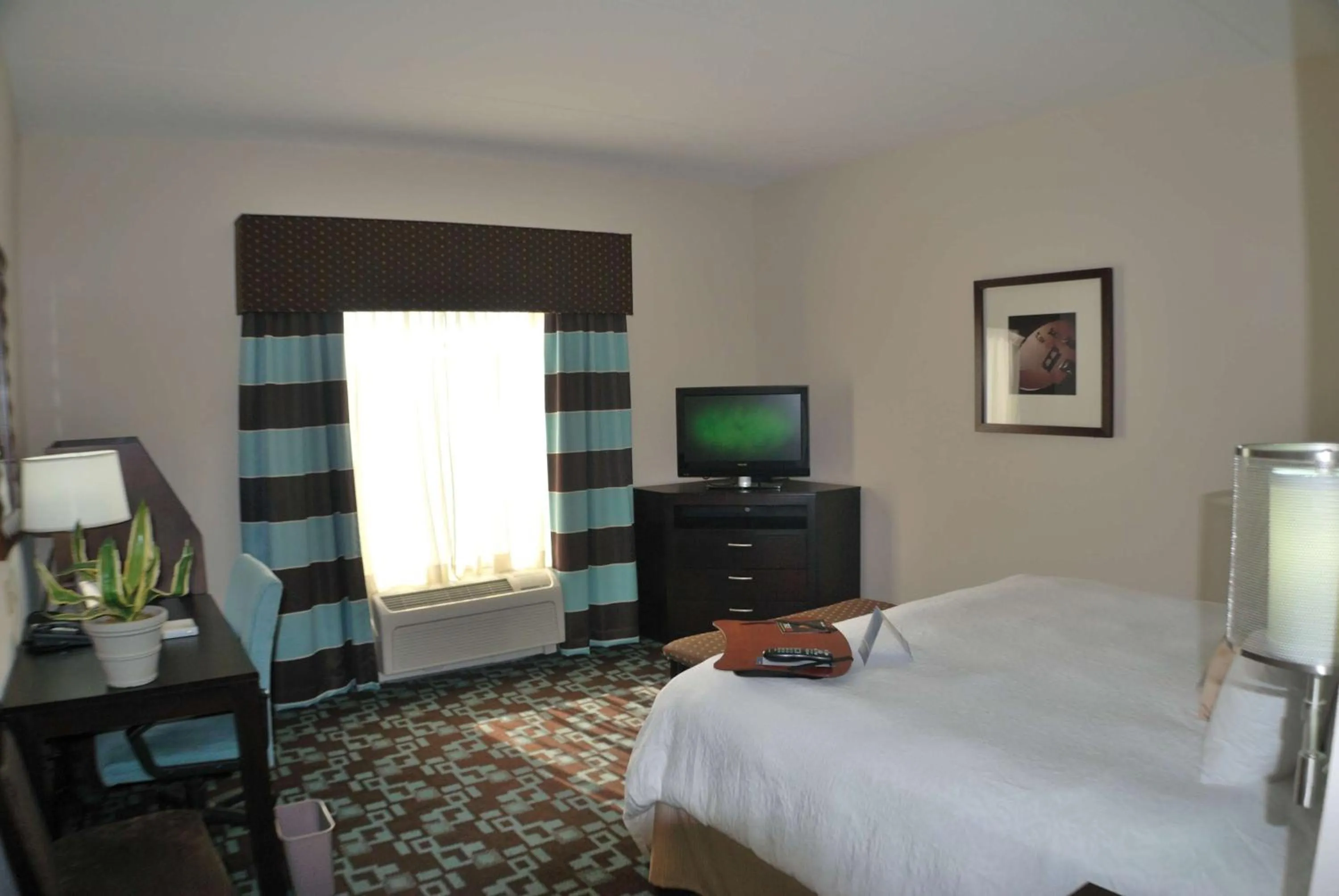 Bed in Hampton Inn & Suites Nashville at Opryland