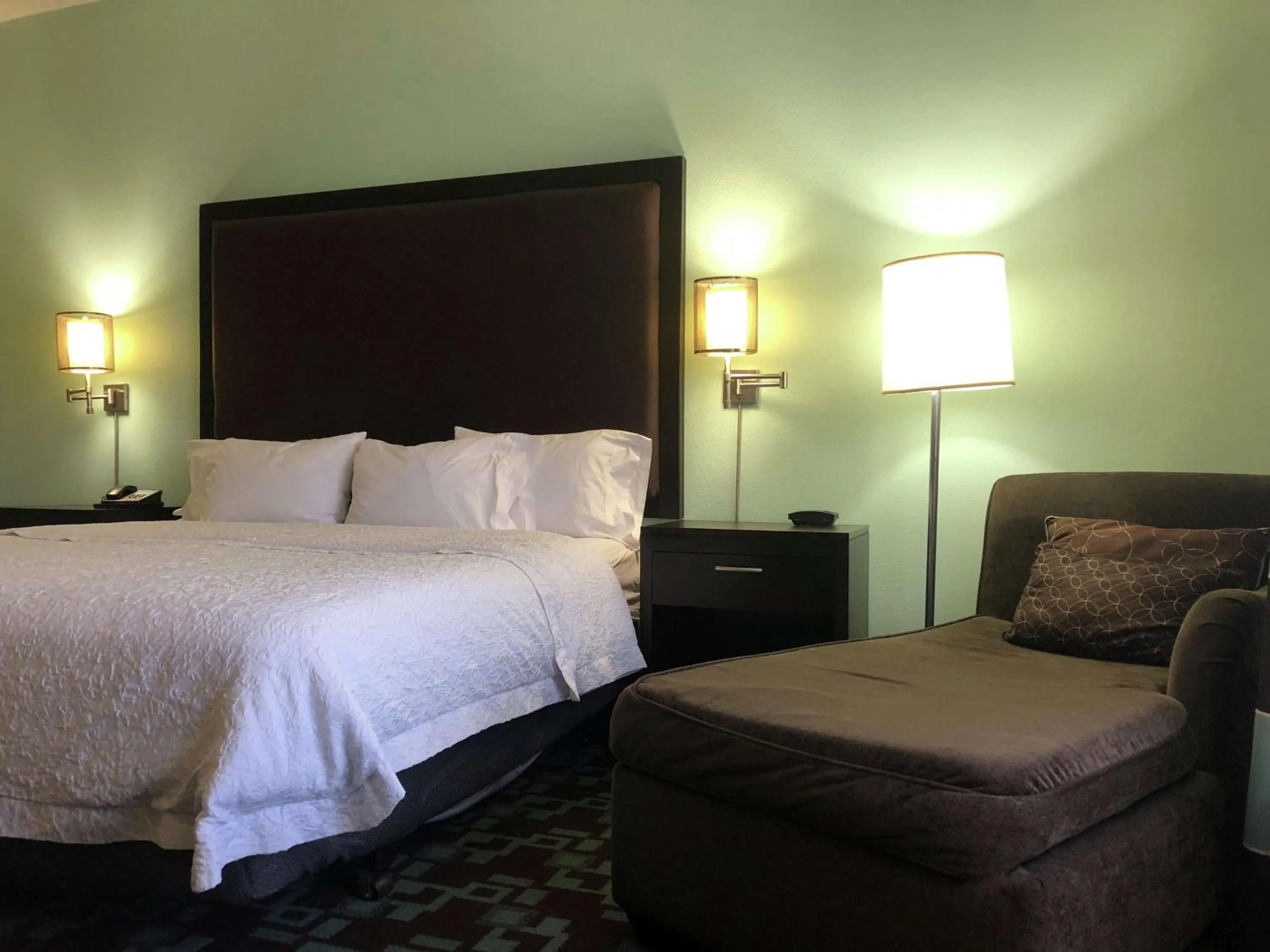 Bed in Hampton Inn & Suites Nashville at Opryland
