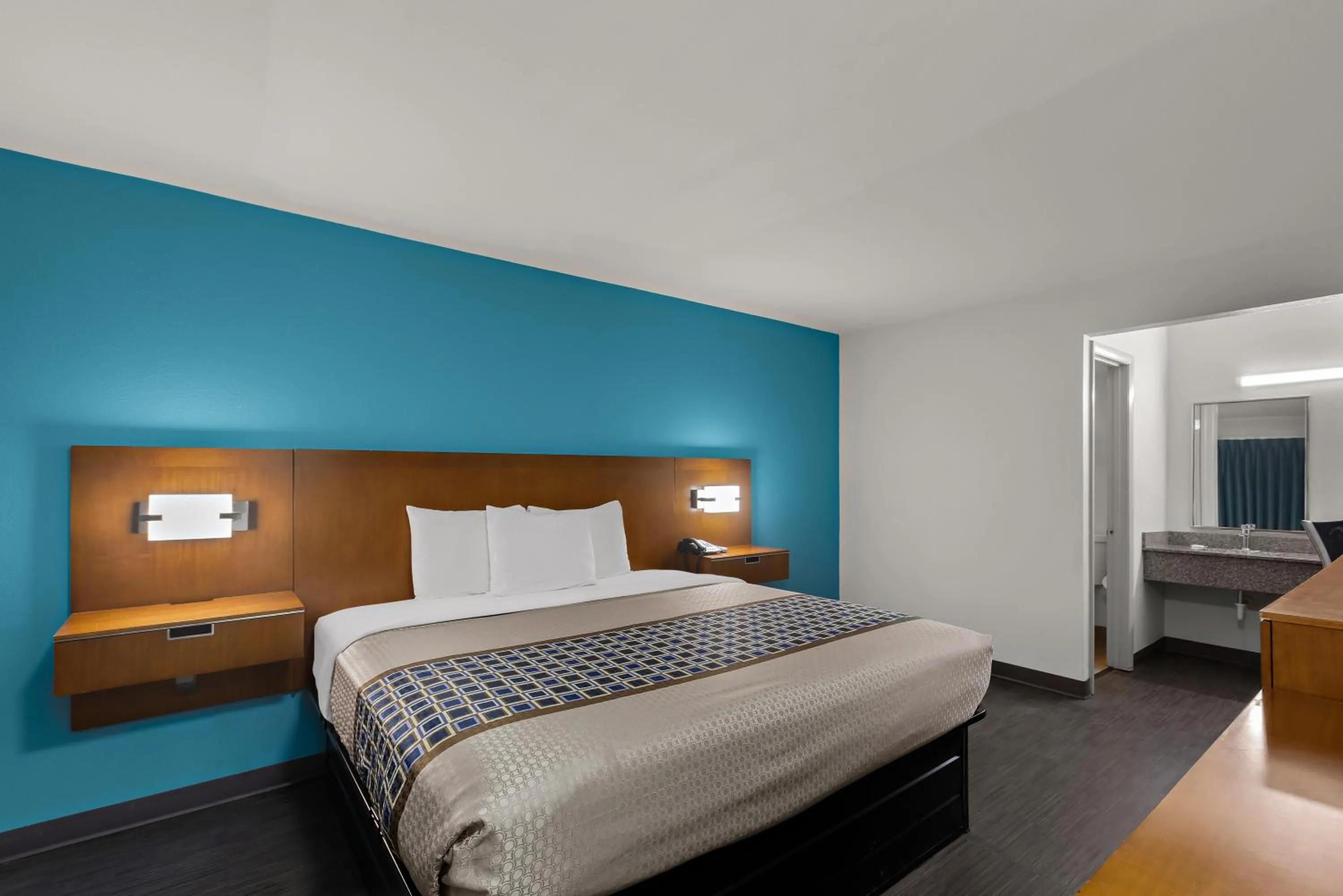 Bed in Rodeway Inn Commerce