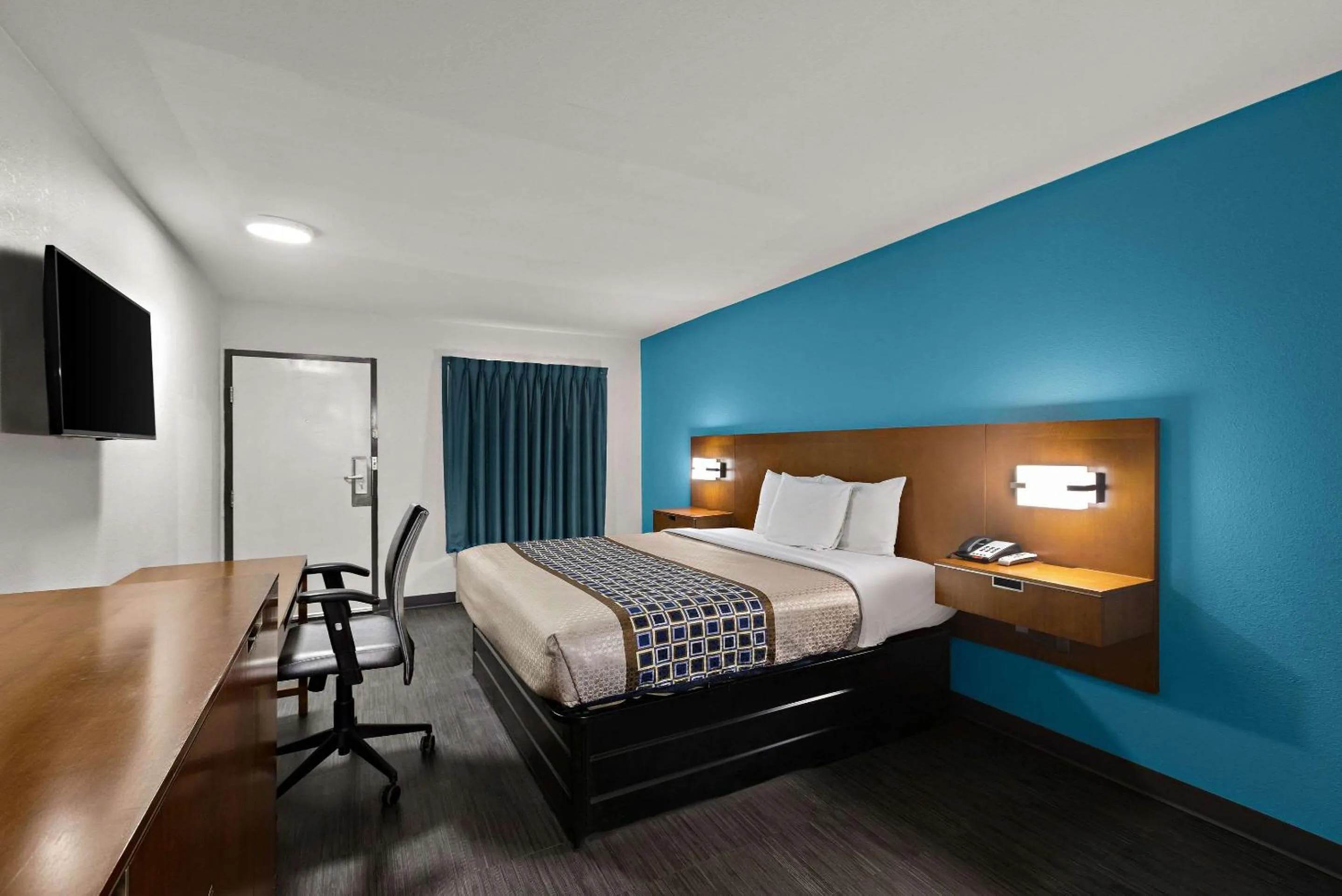 Bedroom, Bed in Rodeway Inn Commerce