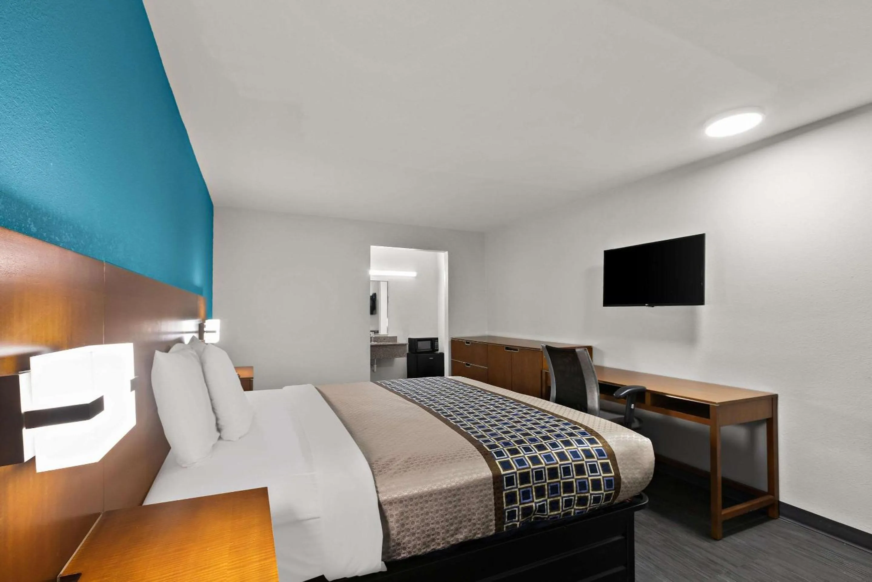 Bedroom, Bed in Rodeway Inn Commerce