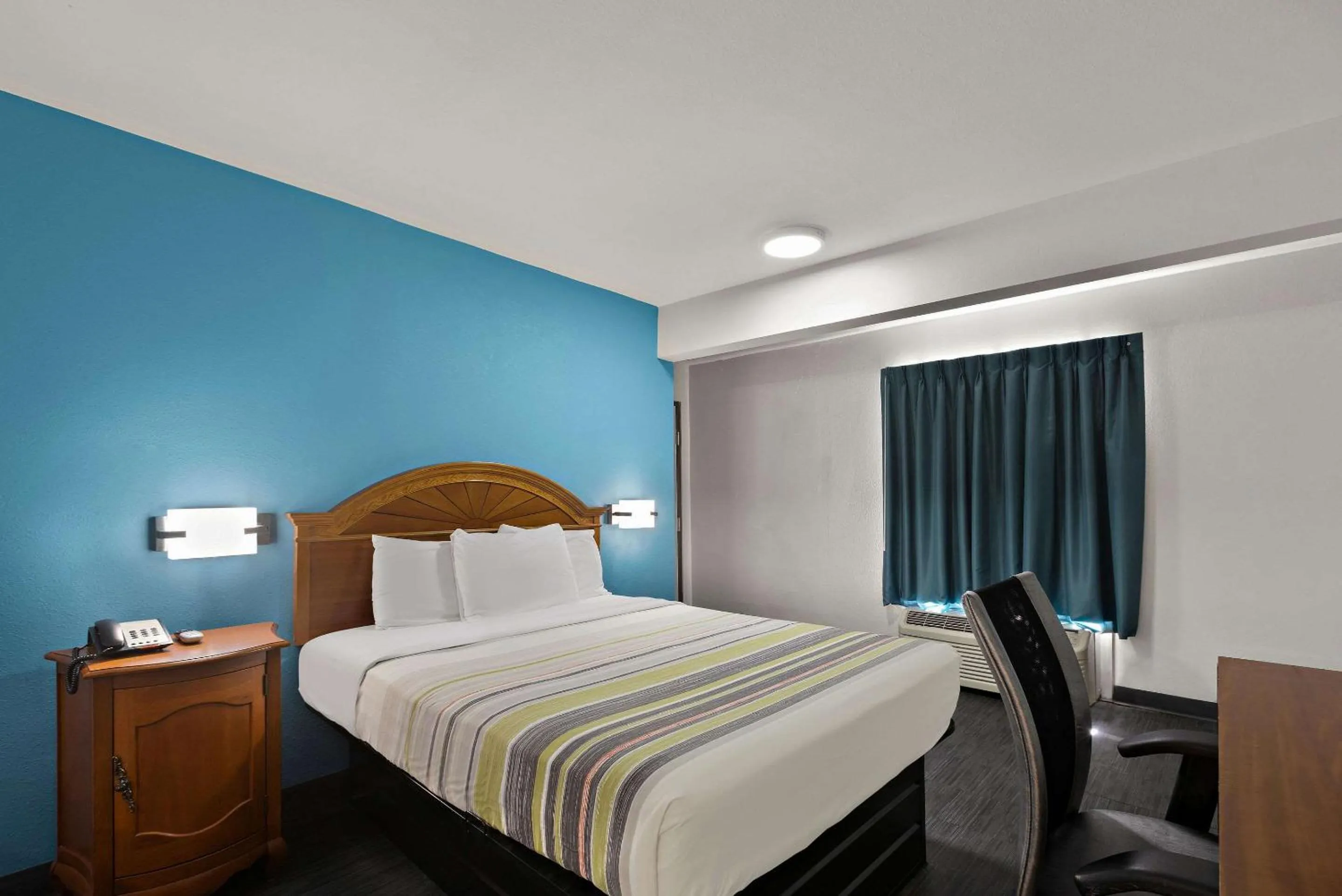 Bedroom, Bed in Rodeway Inn Commerce