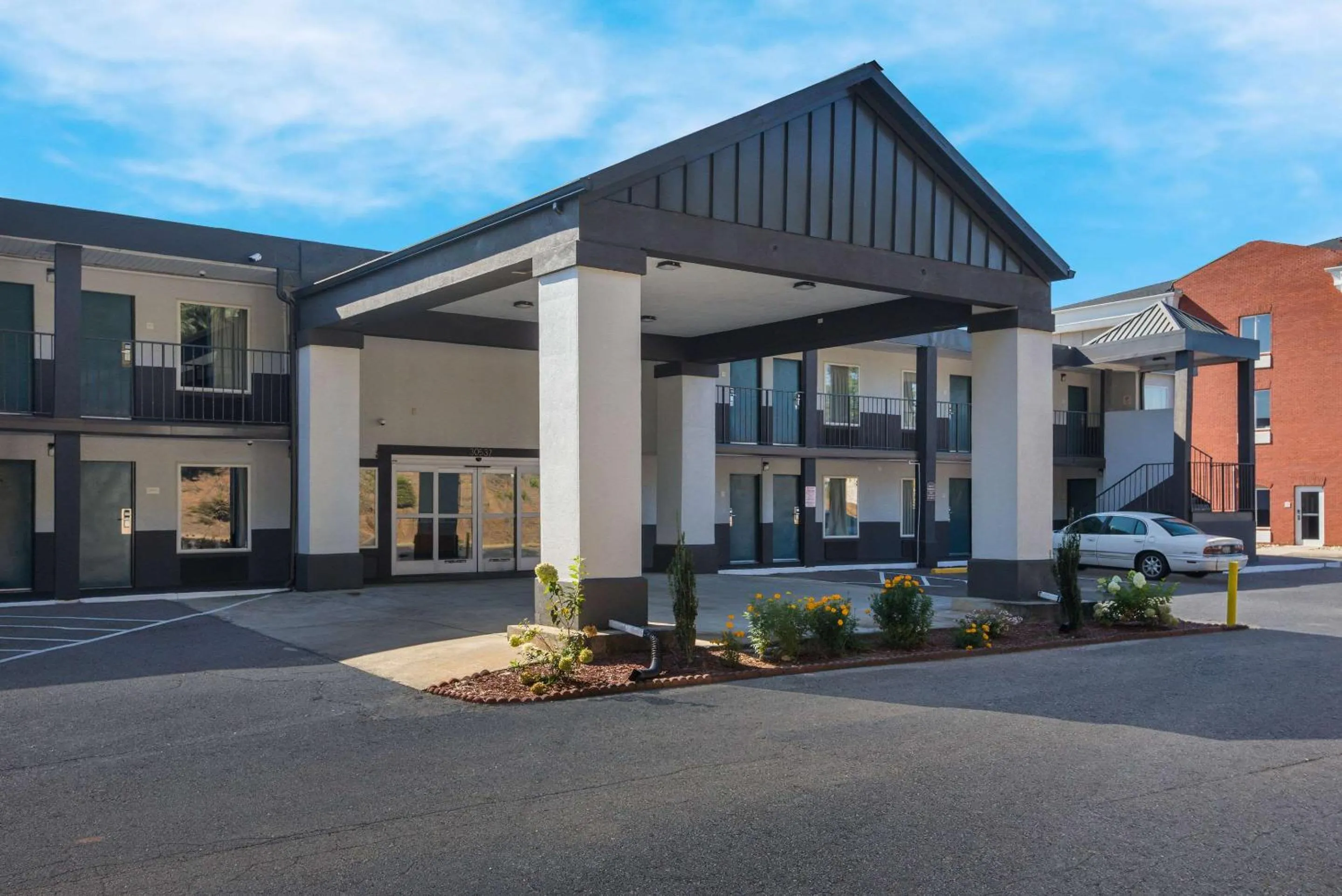 Property building in Rodeway Inn Commerce