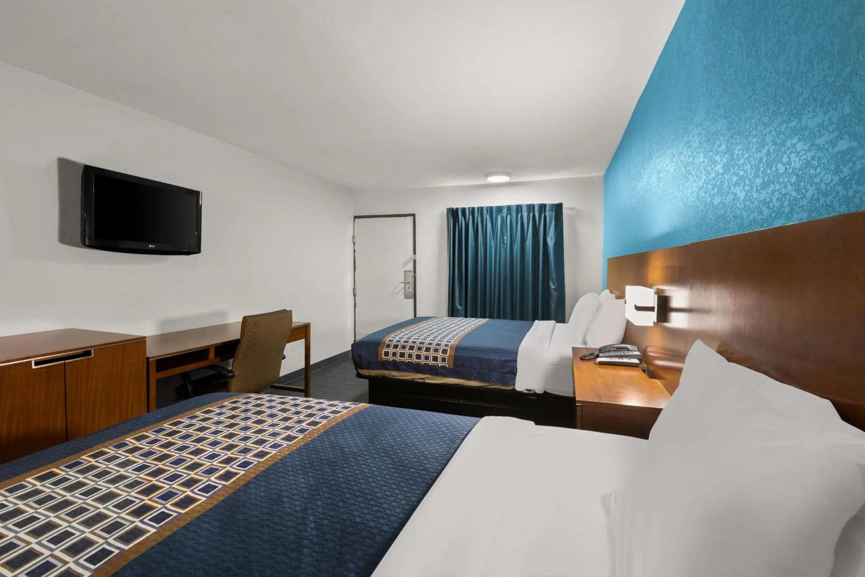 Bedroom, Bed in Rodeway Inn Commerce