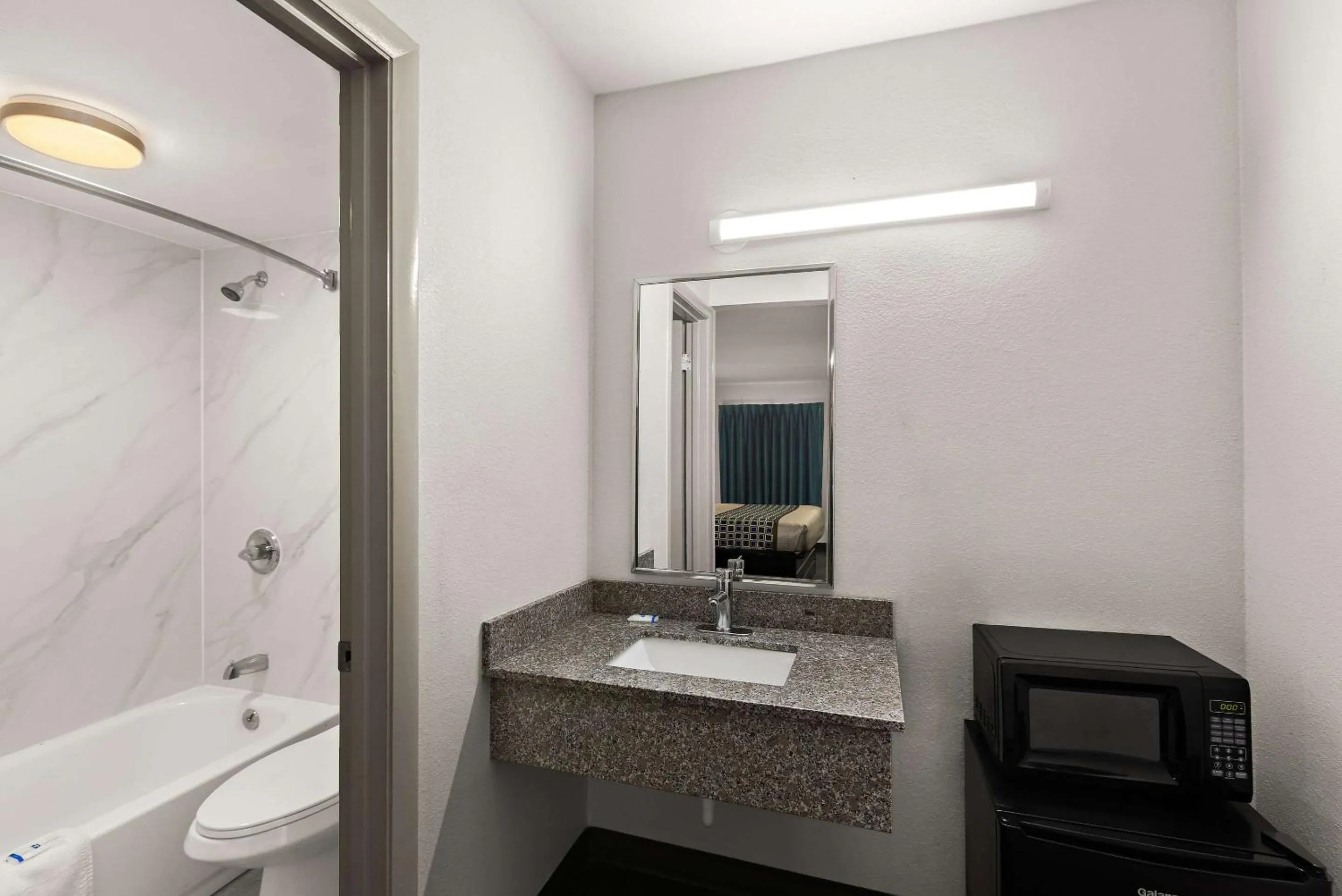 Bedroom in Rodeway Inn Commerce