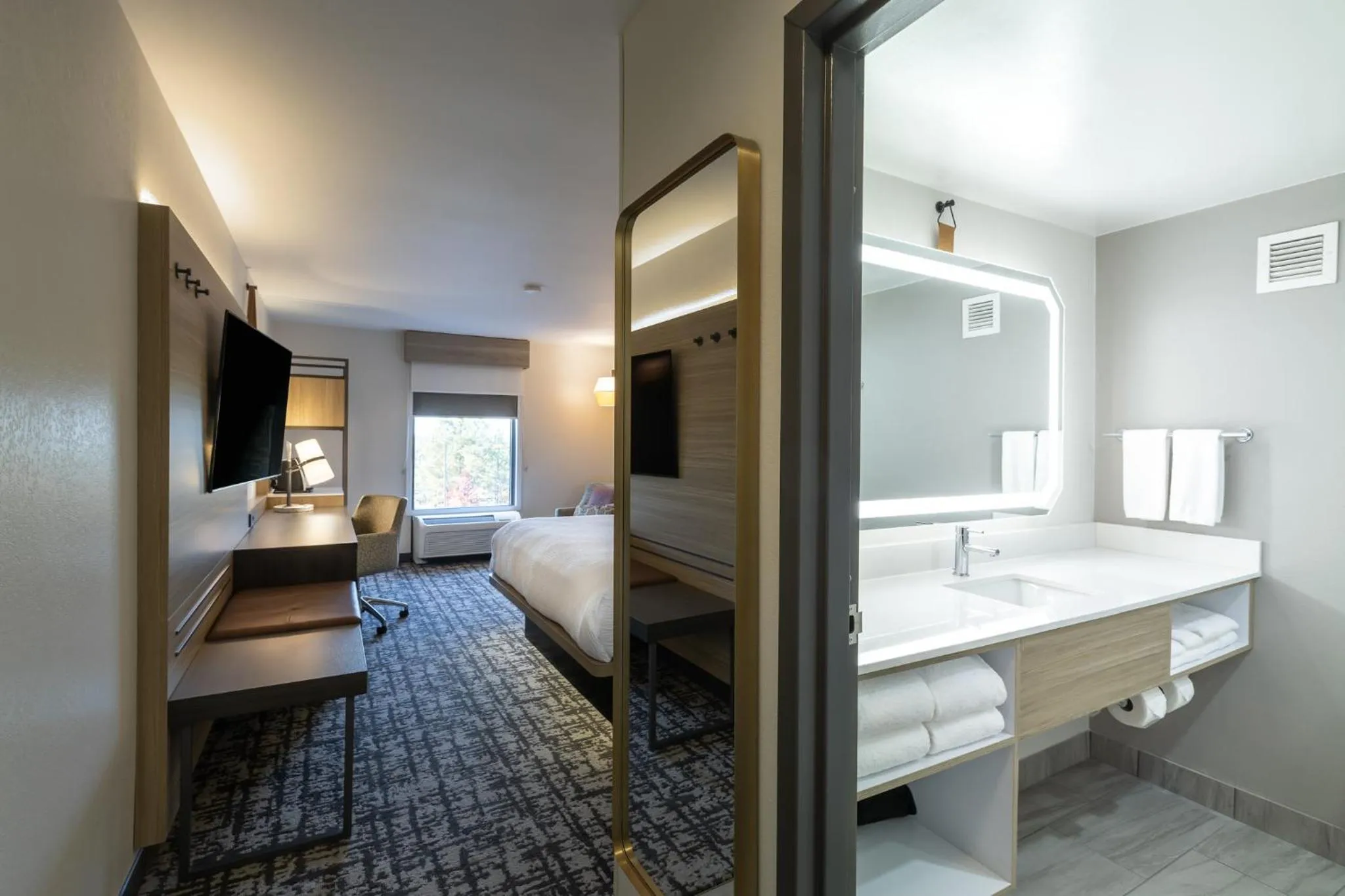 Photo of the whole room, Bed in Holiday Inn Anderson by IHG