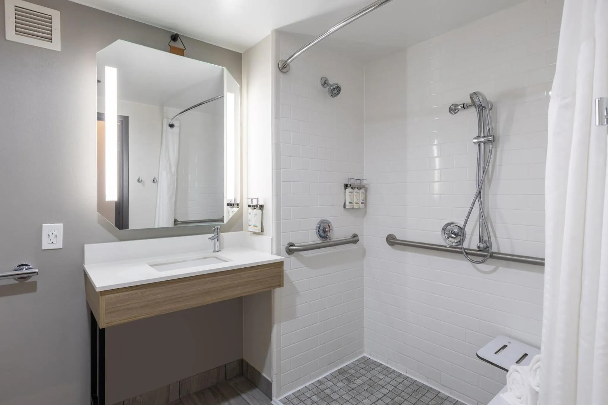 Photo of the whole room in Holiday Inn Anderson by IHG