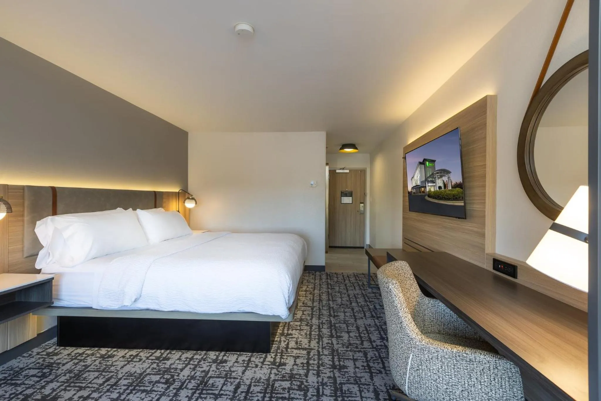 Photo of the whole room, Bed in Holiday Inn Anderson by IHG