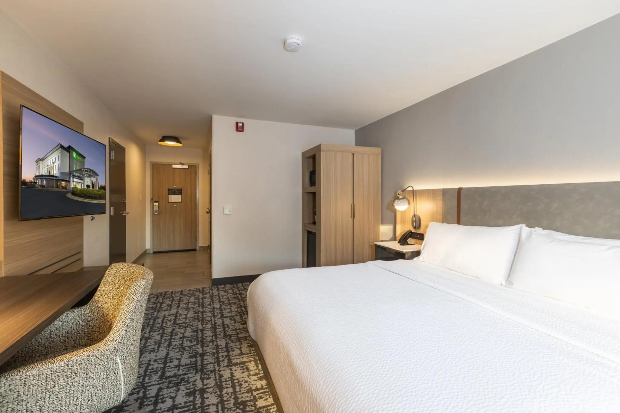 Photo of the whole room, Bed in Holiday Inn Anderson by IHG