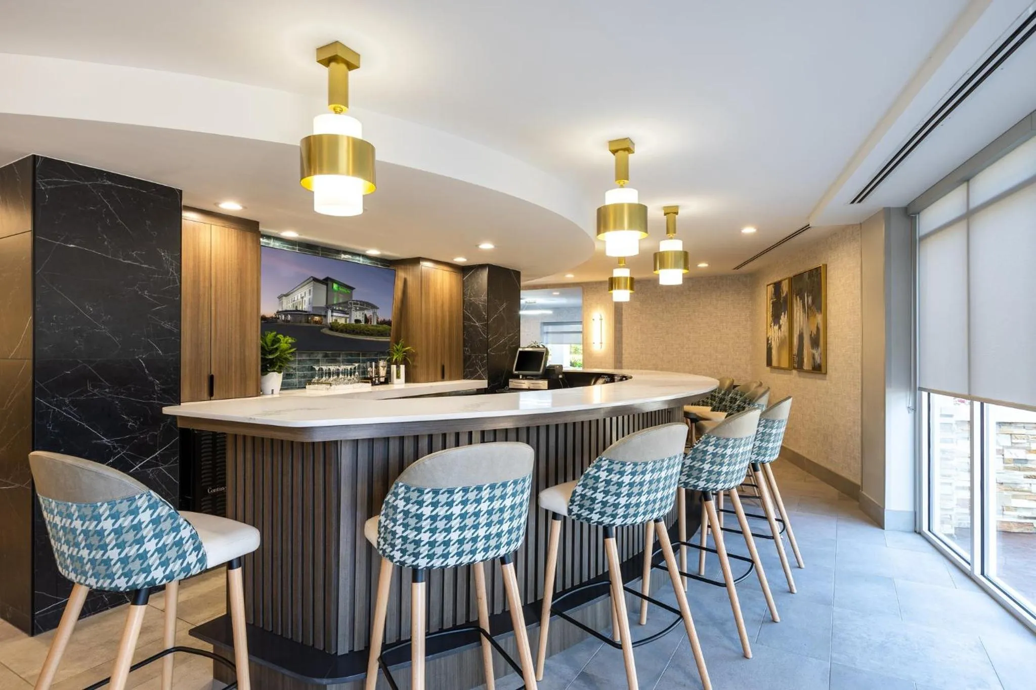 Lounge or bar in Holiday Inn Anderson by IHG