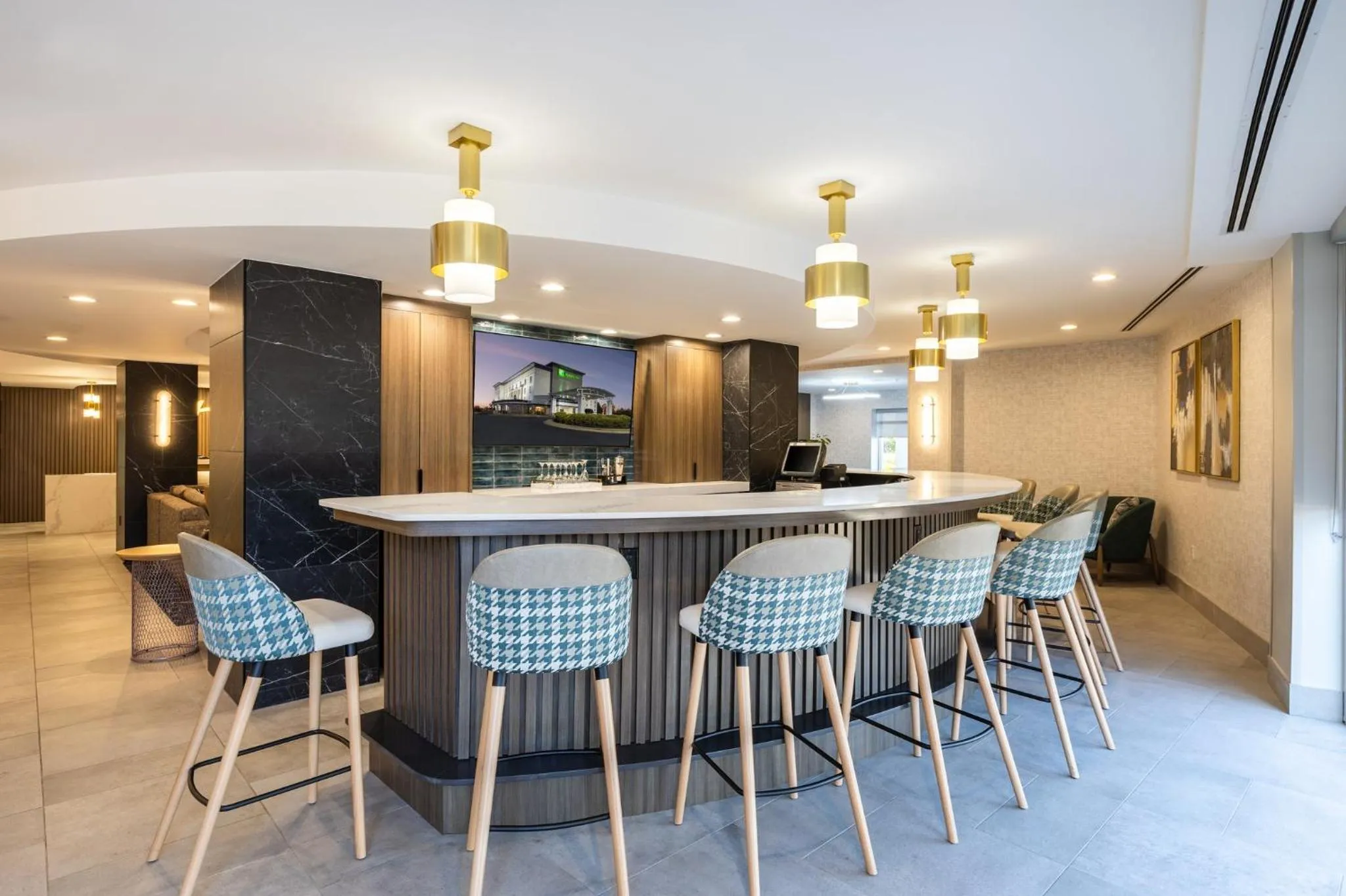 Lounge or bar in Holiday Inn Anderson by IHG