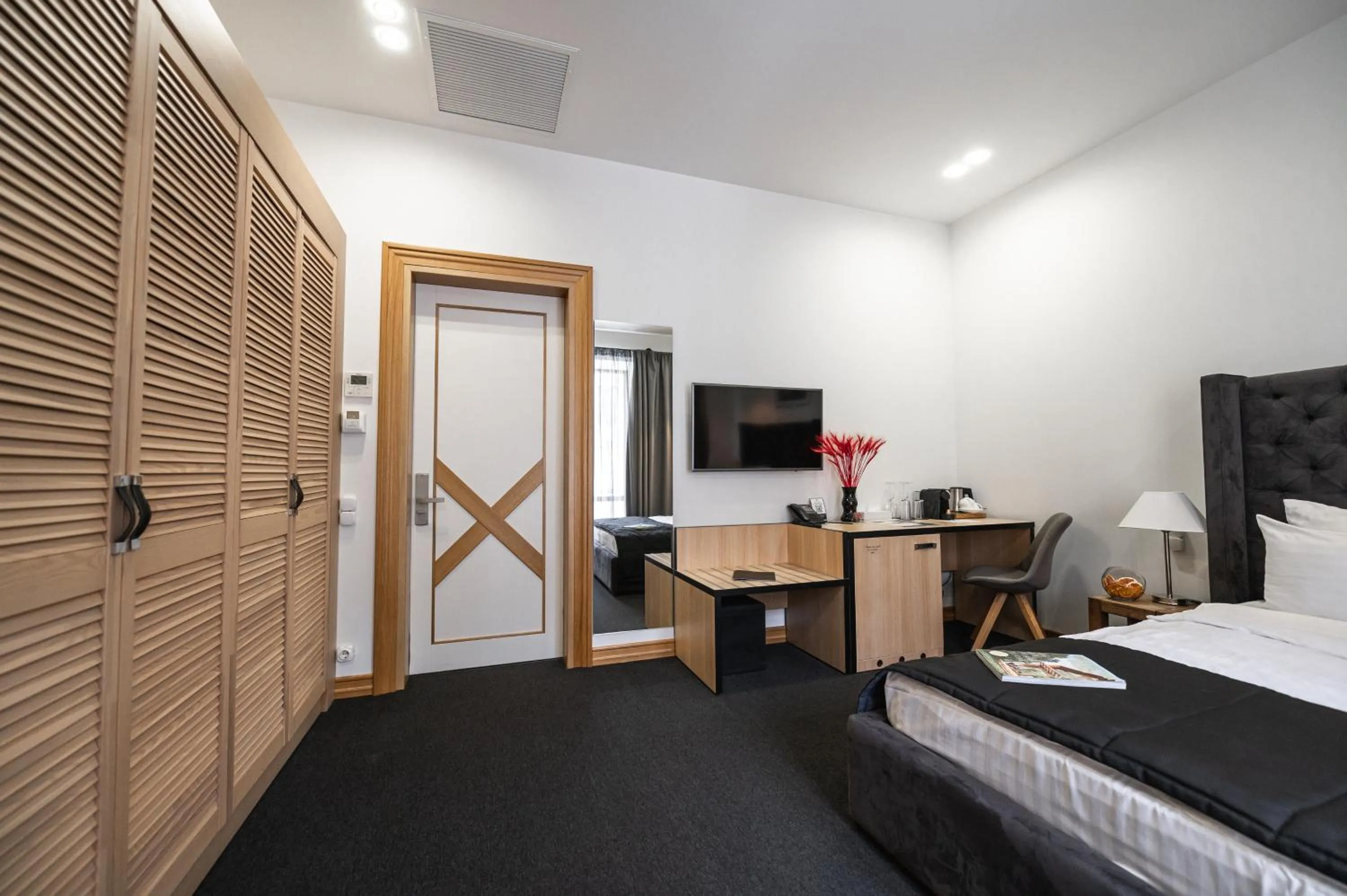 Photo of the whole room, Bed in Wall Street - Maestro