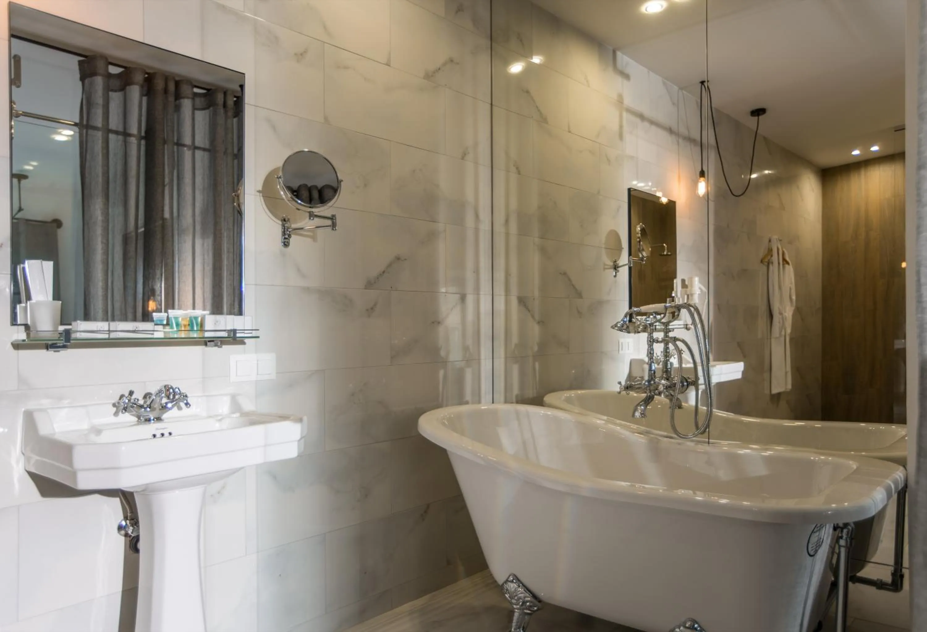 Bathroom in Wall Street - Maestro