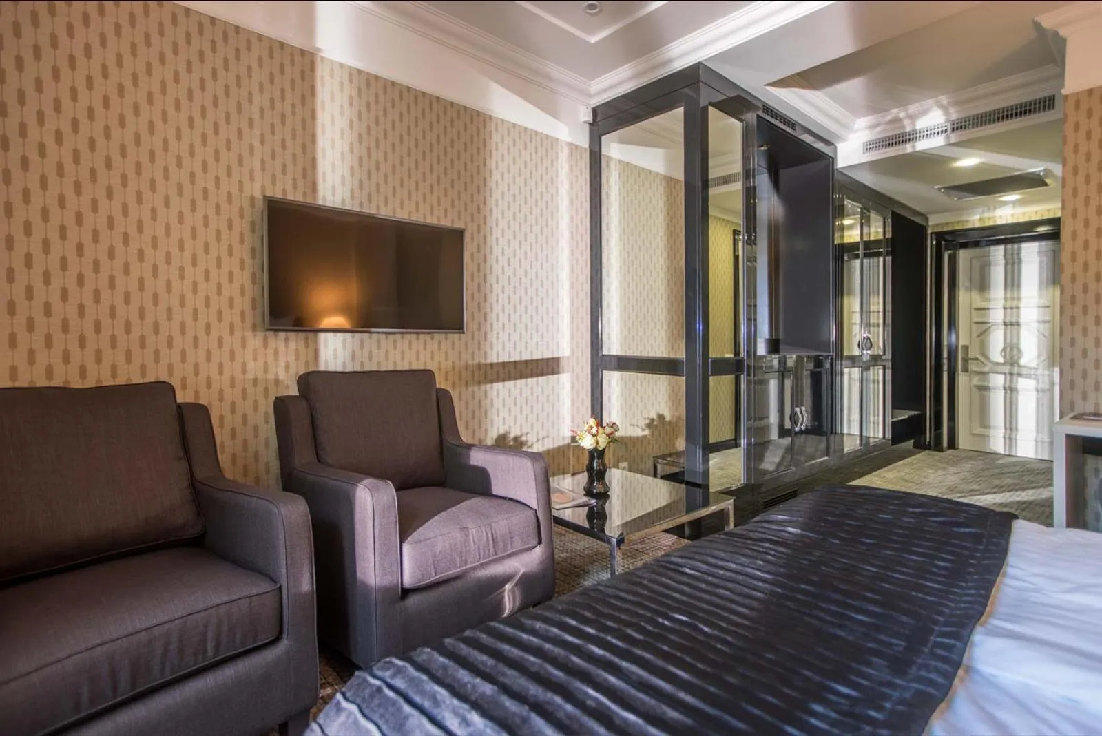 Photo of the whole room, Bed in Wall Street - Maestro