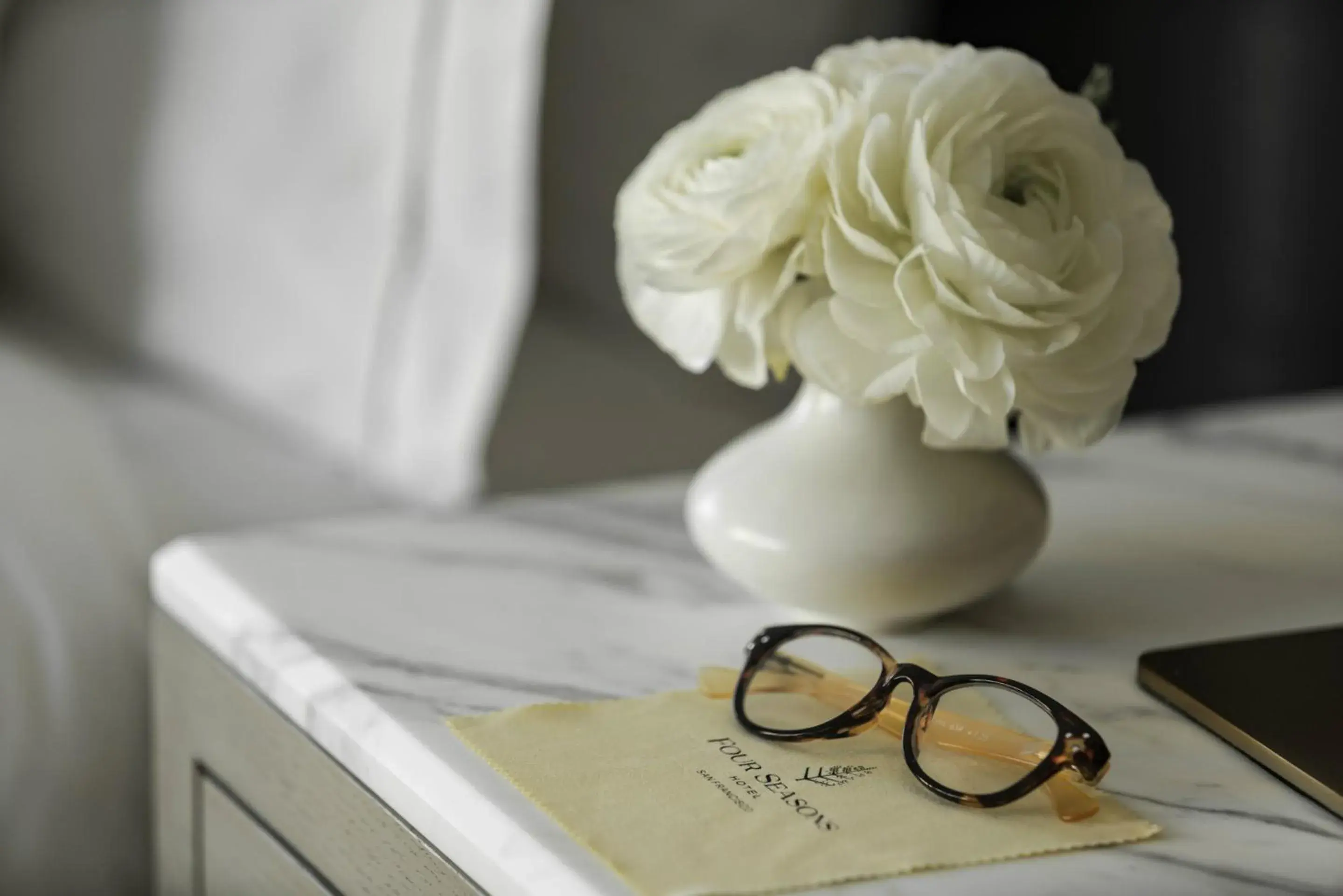 Deluxe King Room - Disability Access in Four Seasons Hotel San Francisco Deluxe King Room - Disability Access in Four Seasons Hotel San Francisco