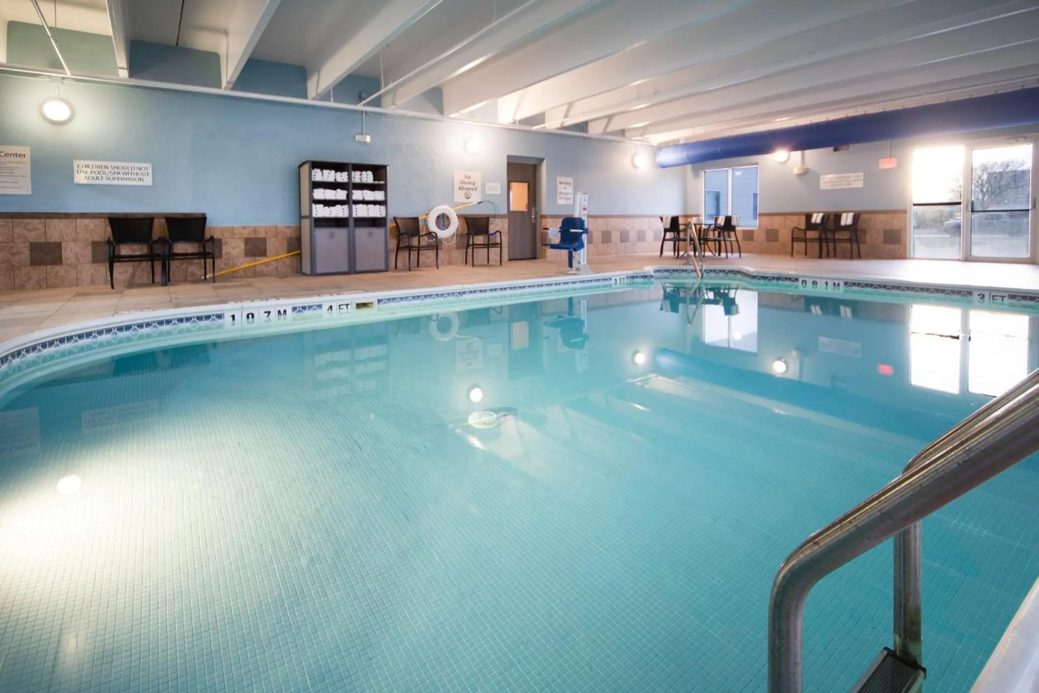 Swimming pool in Holiday Inn Express - Canyon by IHG