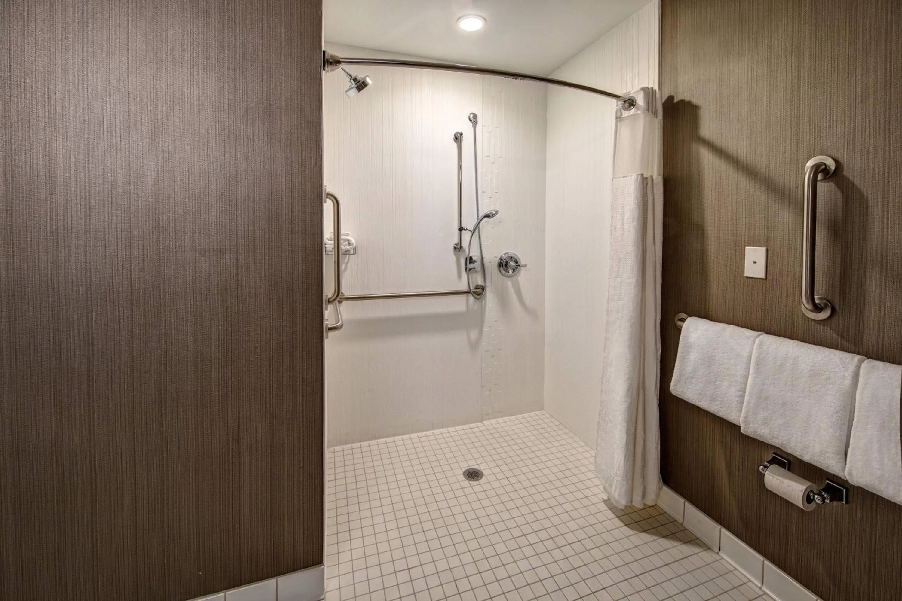 Bathroom, Bed in Courtyard by Marriott Dulles Airport Herndon