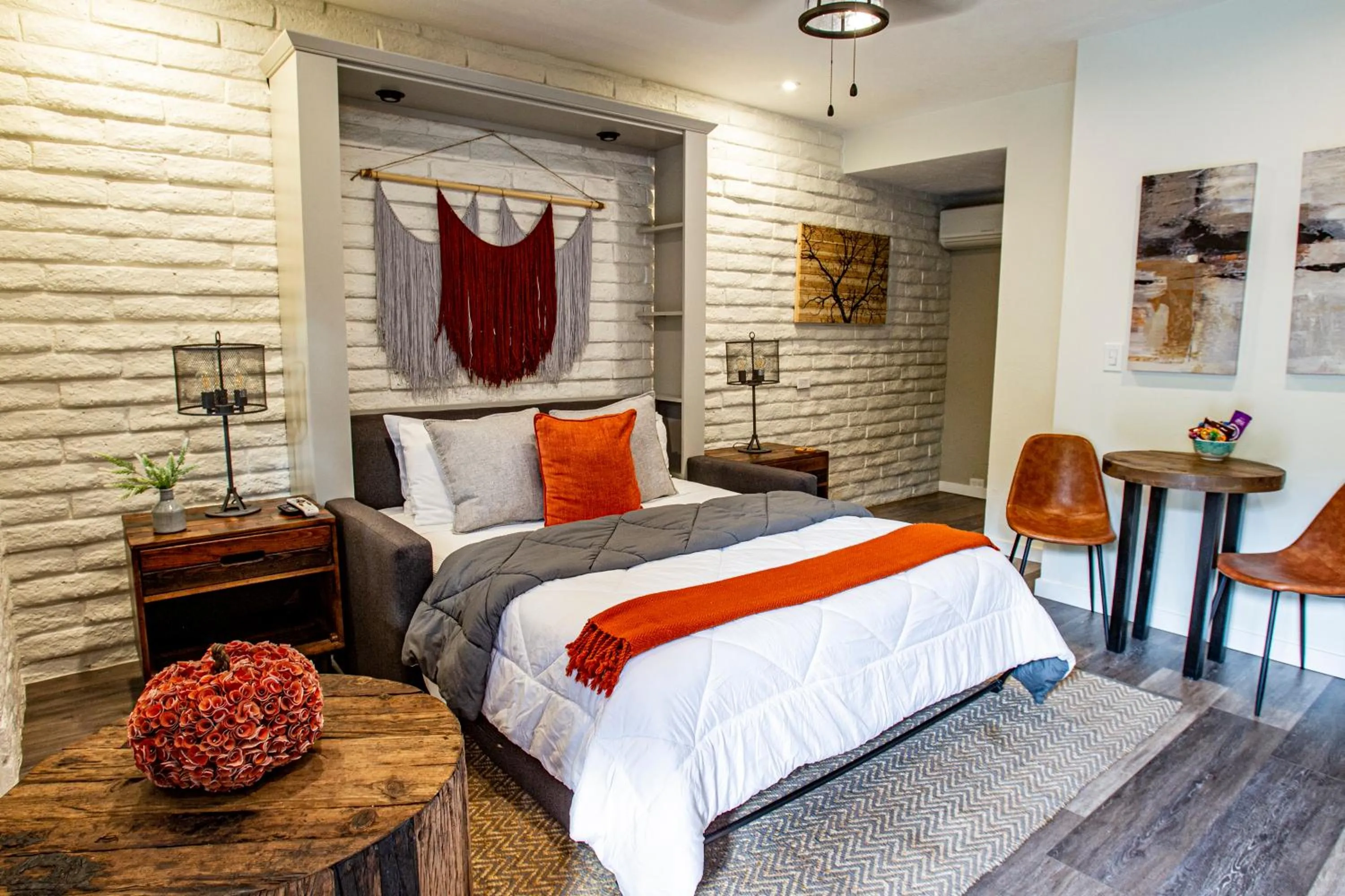 Photo of the whole room, Bed in Hotel California