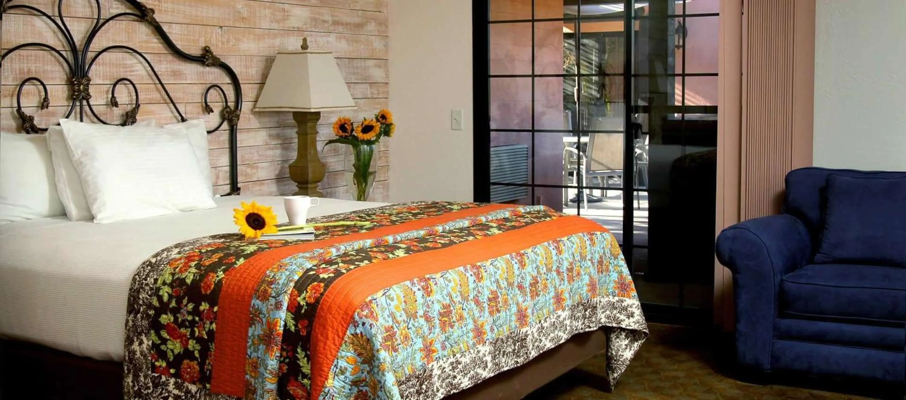 Seating area, Bed in Hotel California