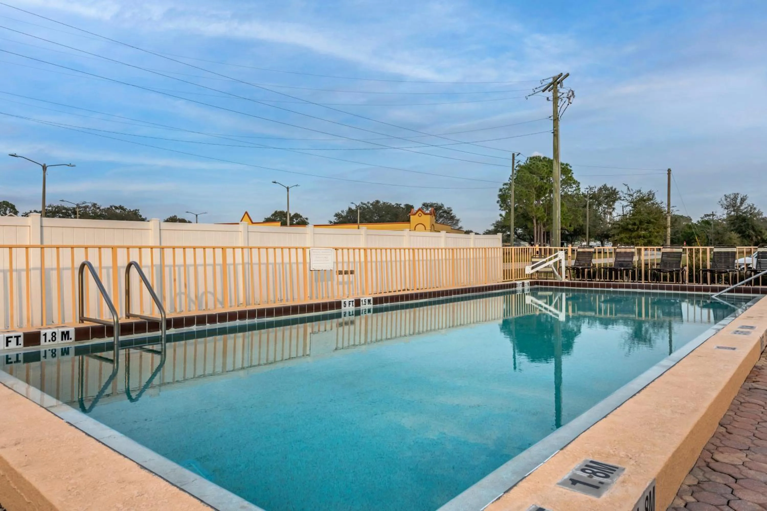 Swimming pool in Econo Lodge Inn & Suites Maingate Central