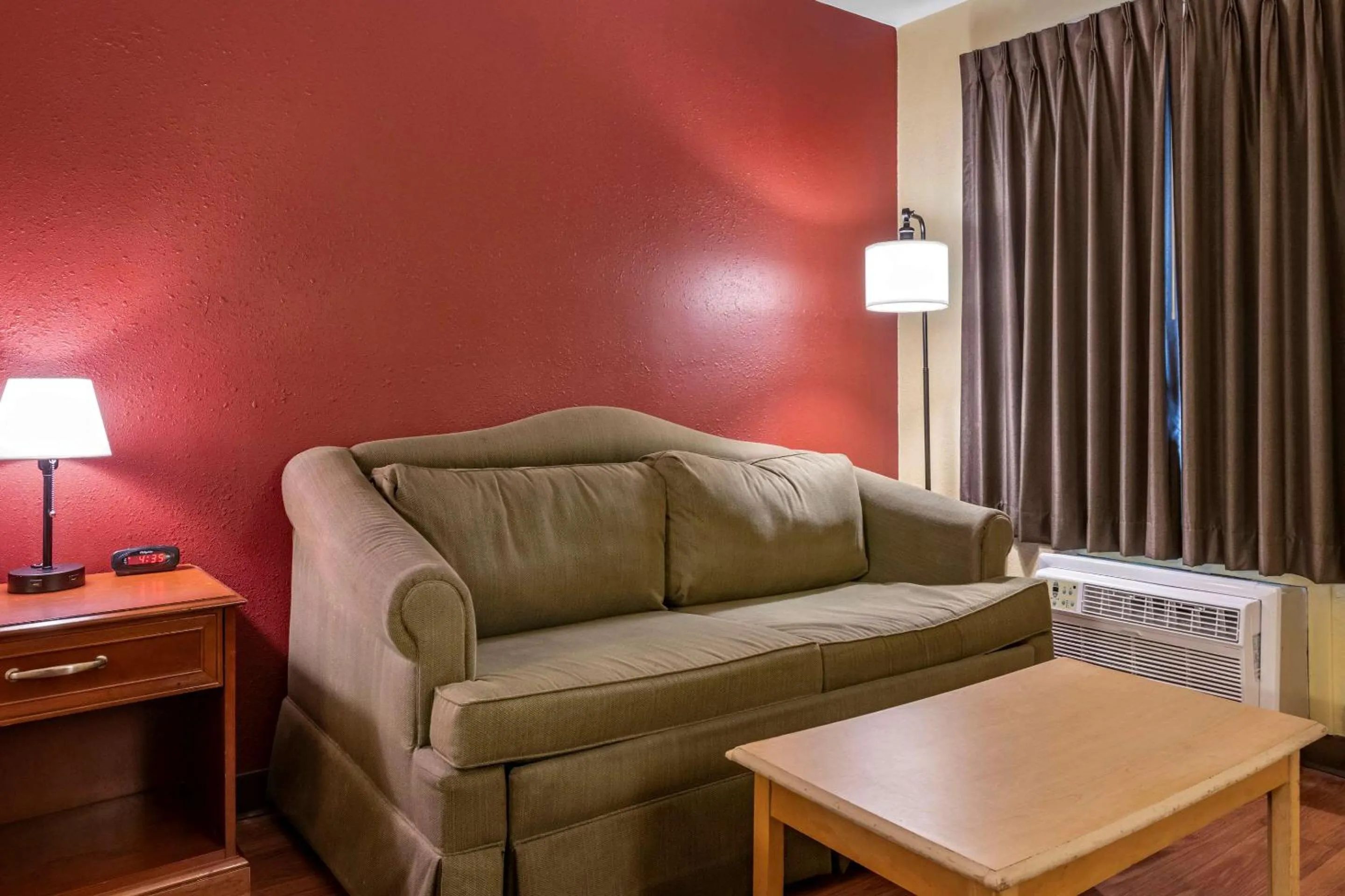 Photo of the whole room in Econo Lodge Inn & Suites Maingate Central