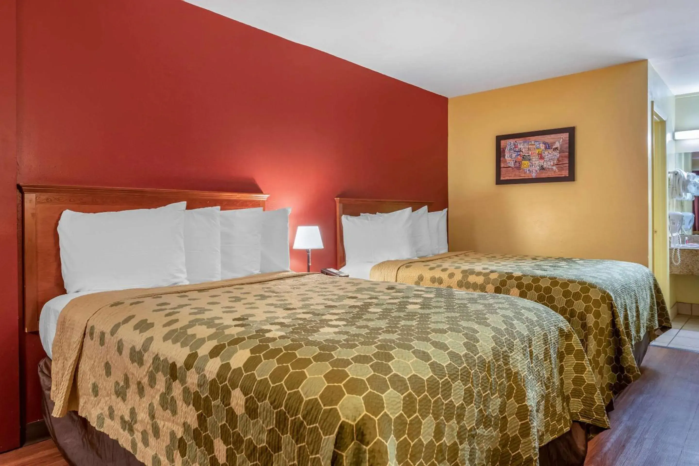Double Room with Two Double Beds - Non-Smoking in Econo Lodge Inn & Suites Maingate Central Double Room with Two Double Beds - Non-Smoking in Econo Lodge Inn & Suites Maingate Central
