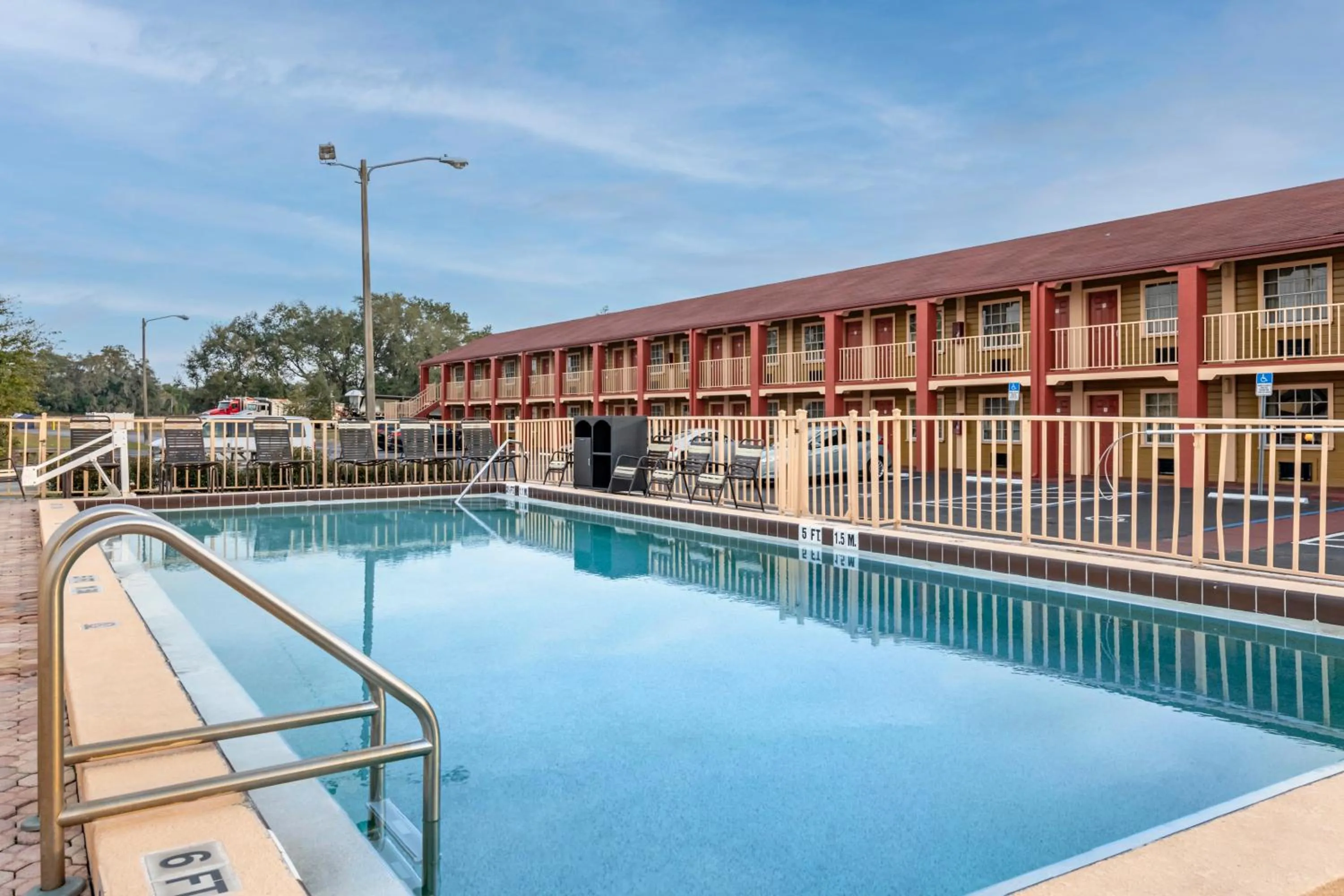 Swimming pool in Econo Lodge Inn & Suites Maingate Central