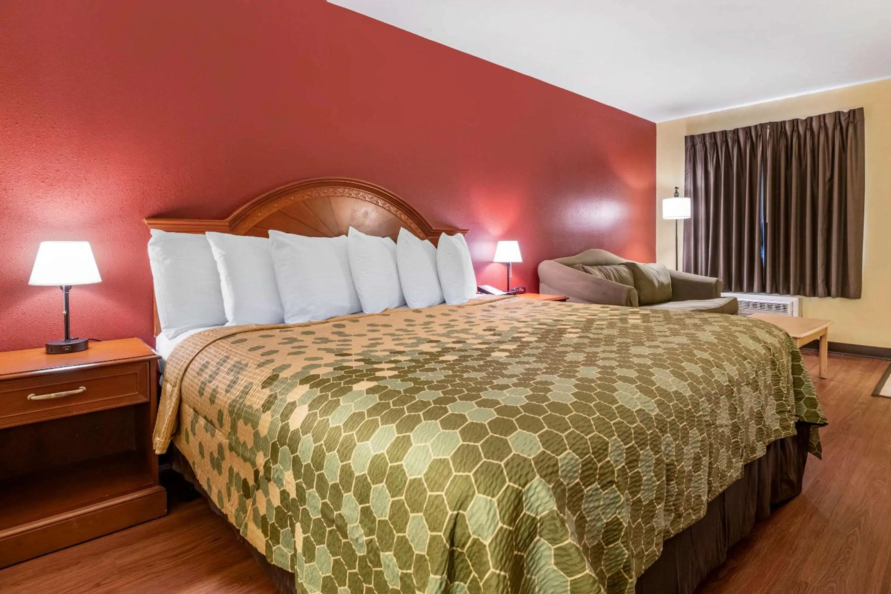 Photo of the whole room, Bed in Econo Lodge Inn & Suites Maingate Central