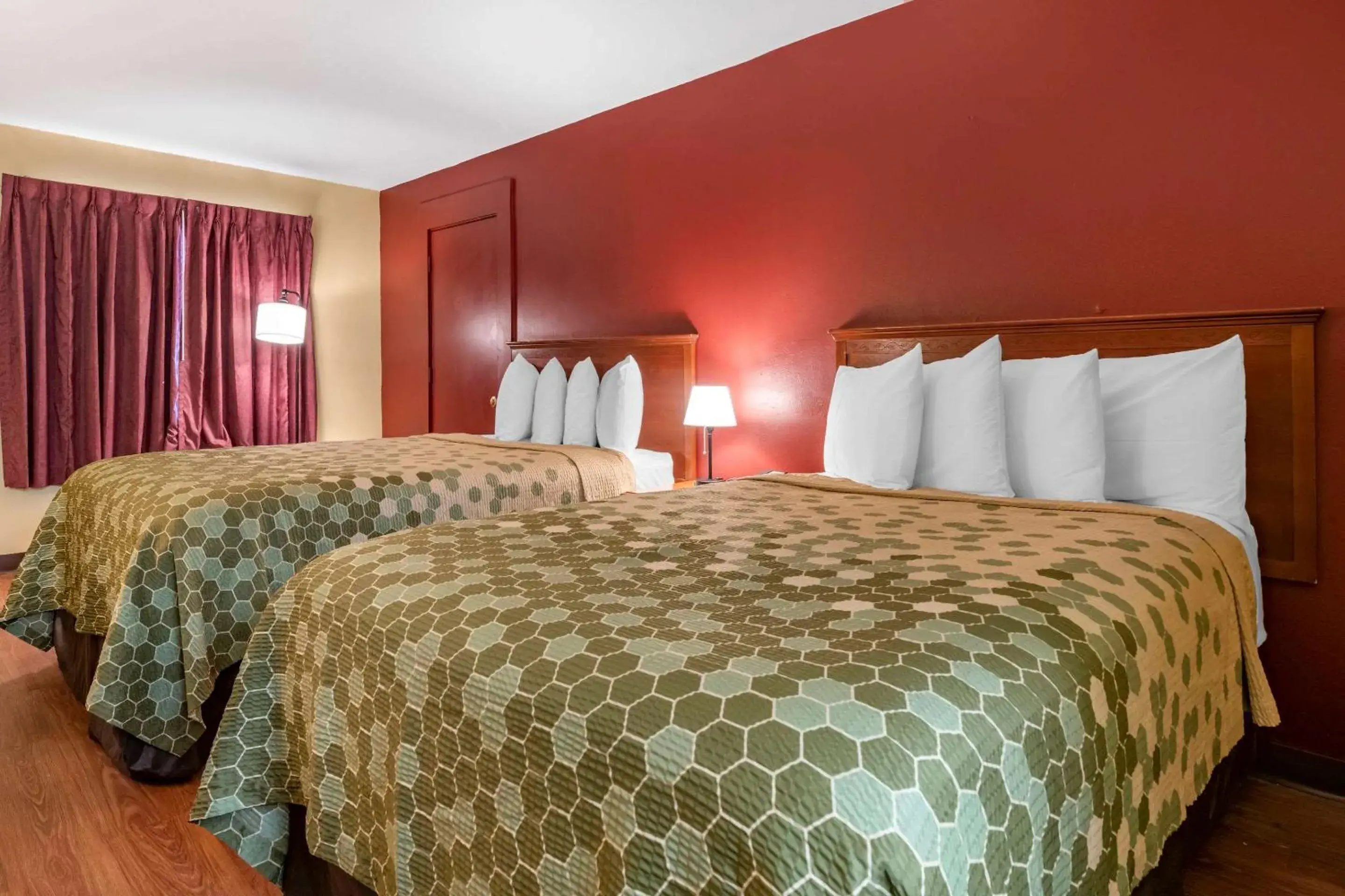 Double Room with Two Double Beds - Accessible/Non-Smoking in Econo Lodge Inn & Suites Maingate Central Double Room with Two Double Beds - Accessible/Non-Smoking in Econo Lodge Inn & Suites Maingate Central