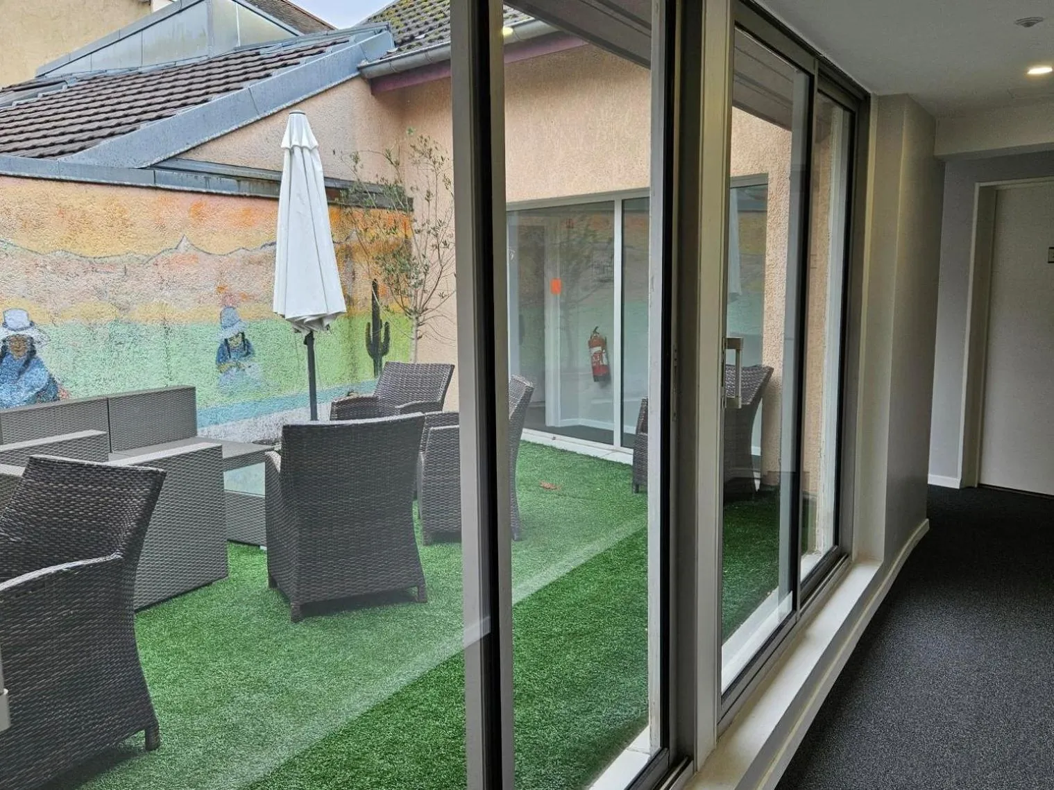 Patio in Hotel Le Bourgogne