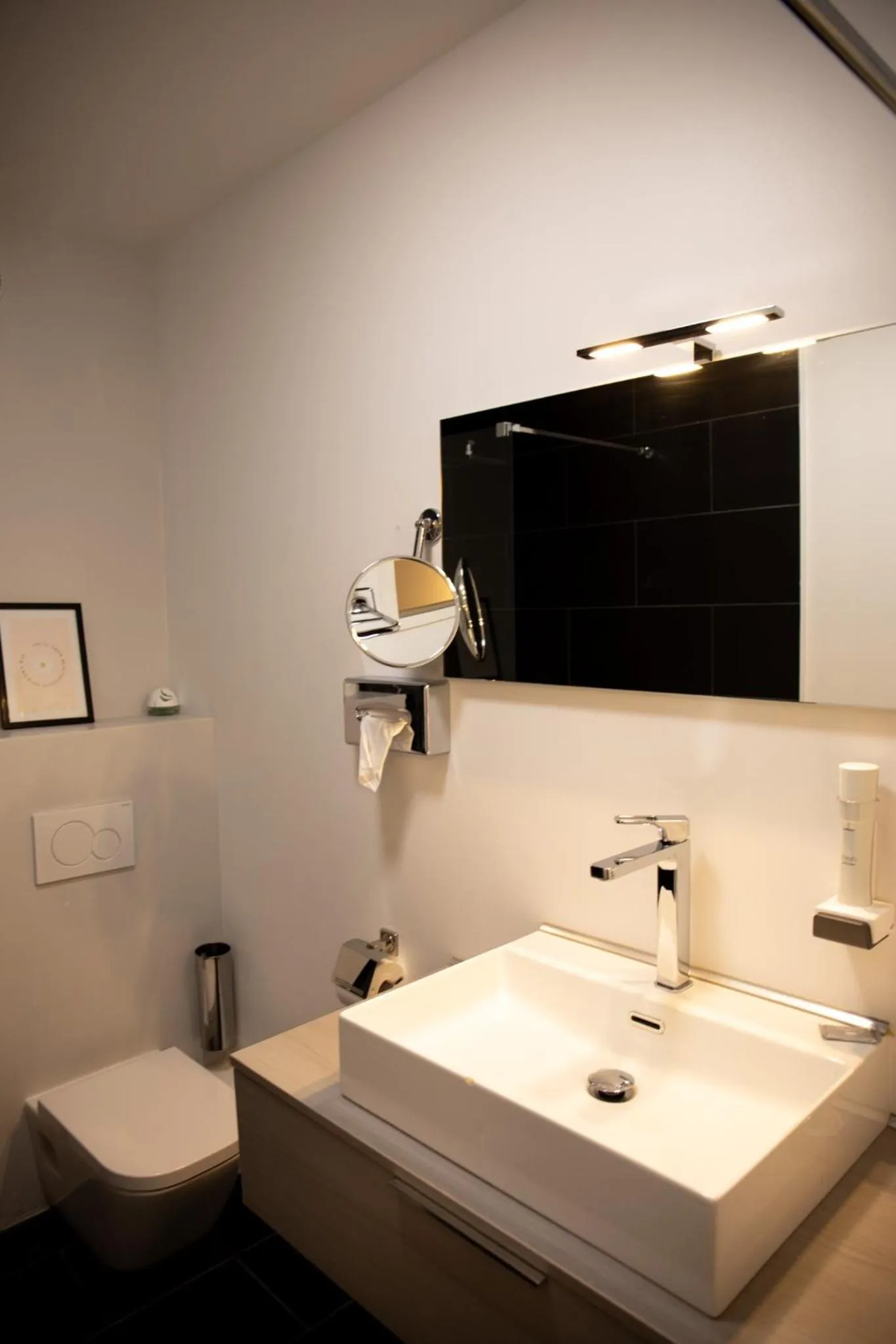 Shower in Hotel Le Bourgogne