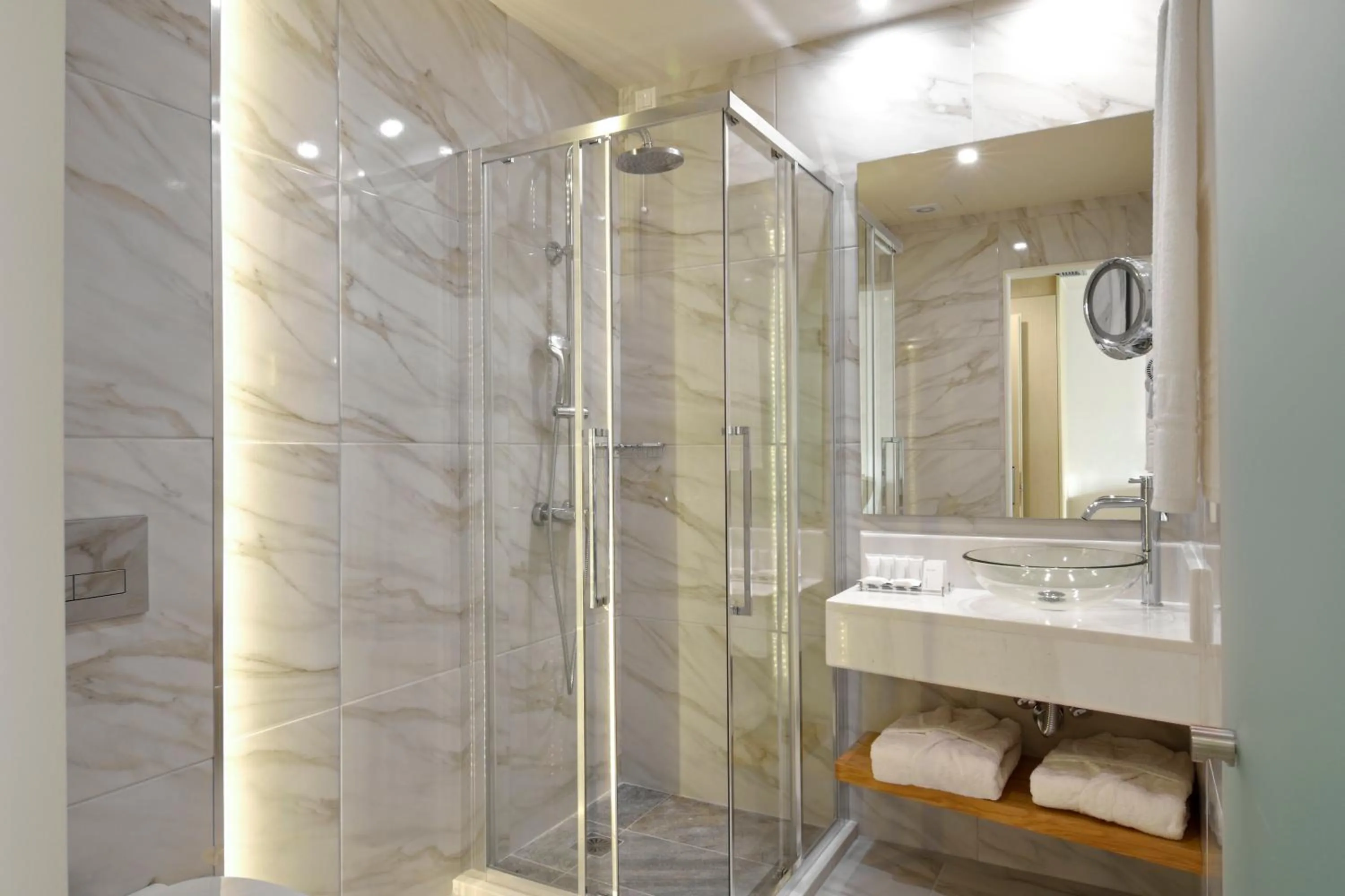 Bathroom in Athens Avenue Hotel