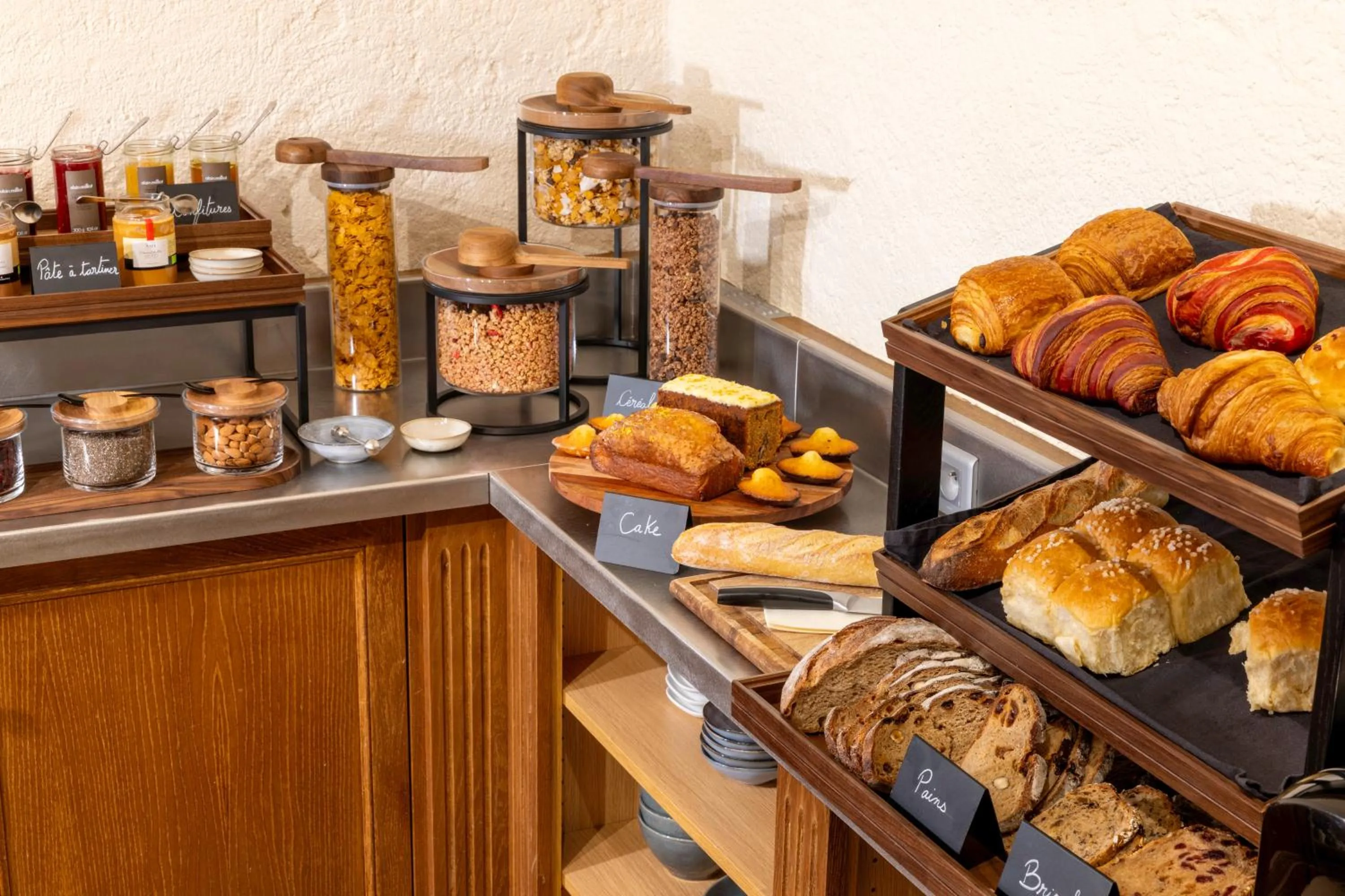 Food and drinks in Le Relais Madeleine