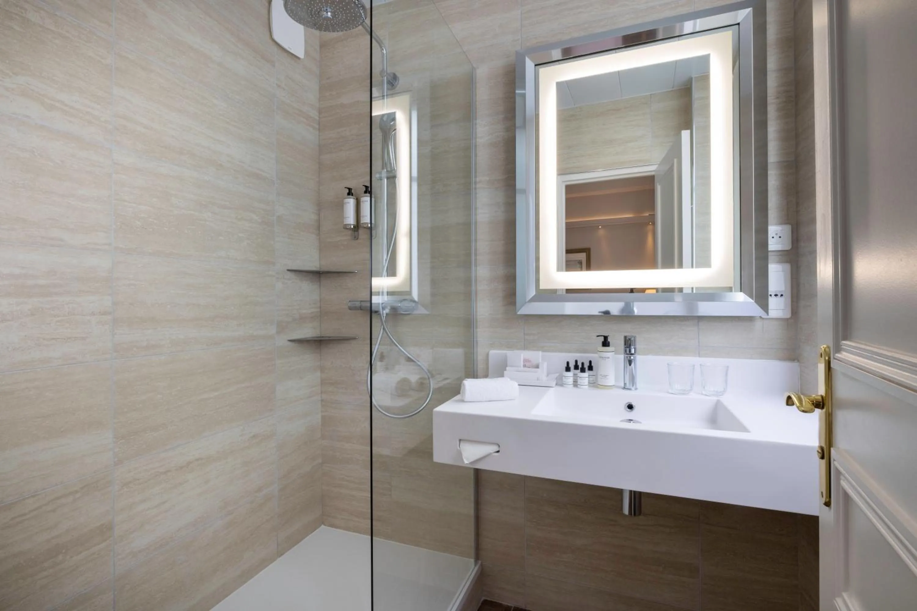 Shower in Le Relais Madeleine