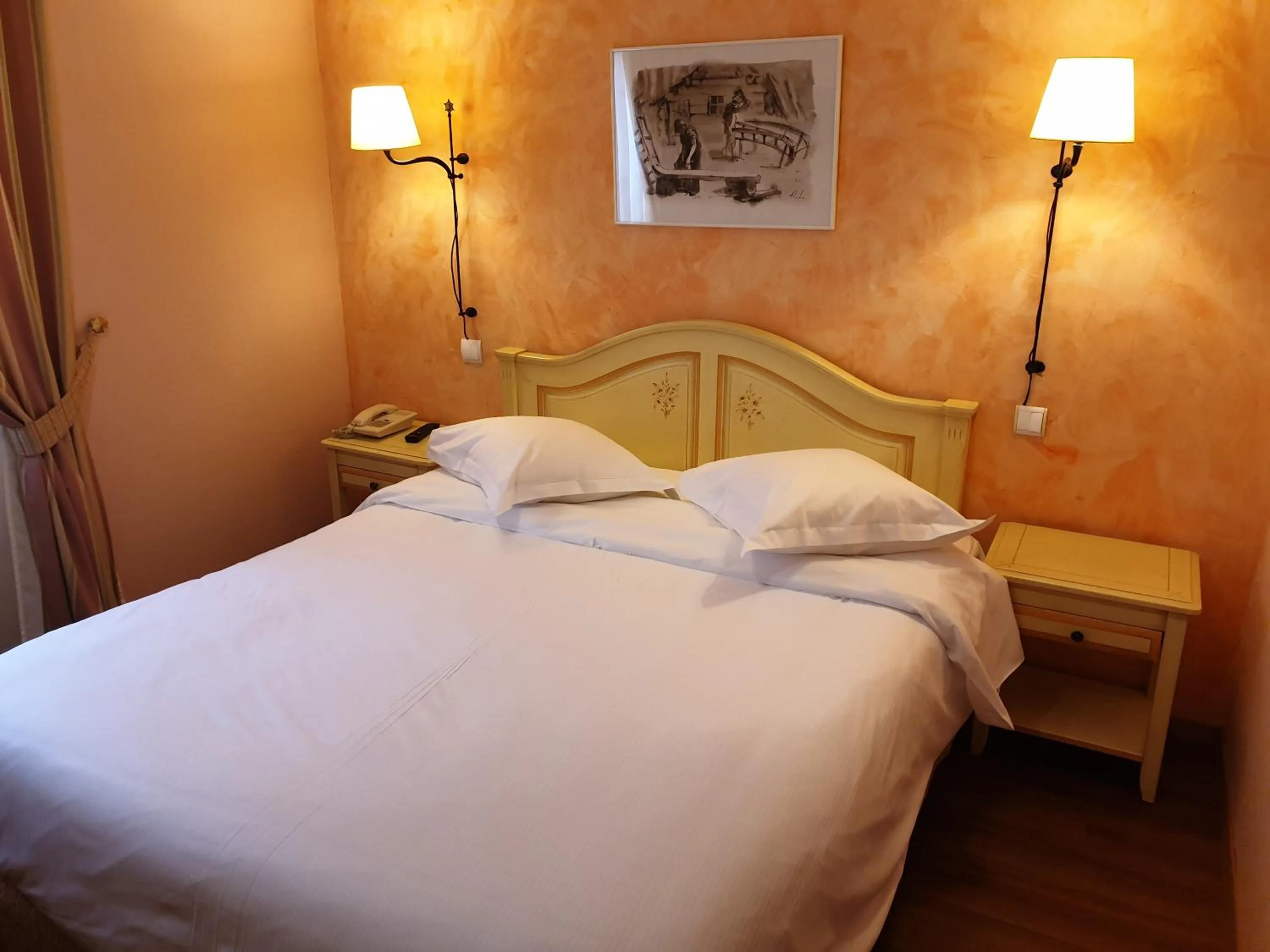 Bedroom, Bed in Hotel Restaurant le Faudé