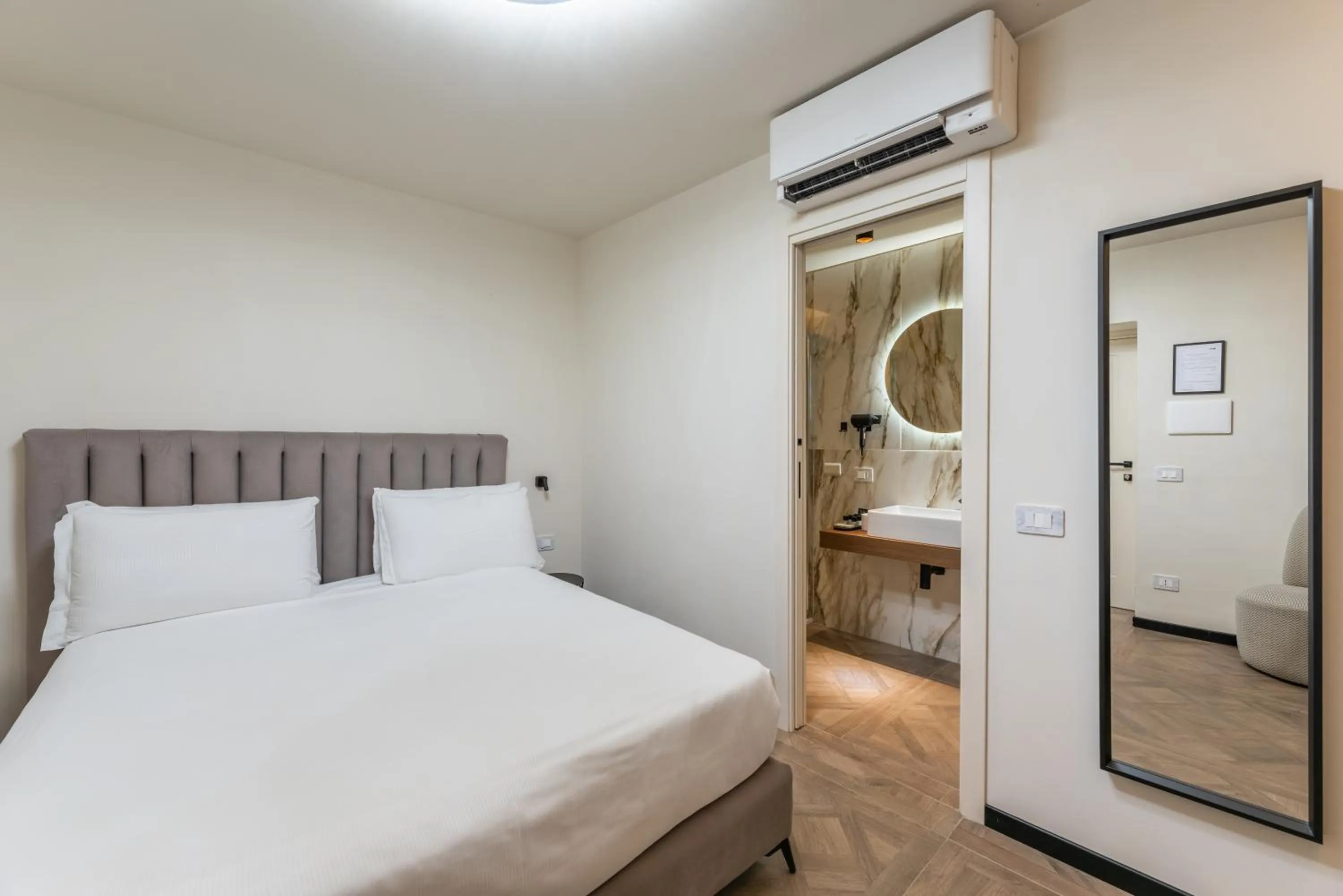 Bedroom, Bed in 59 Steps Trevi