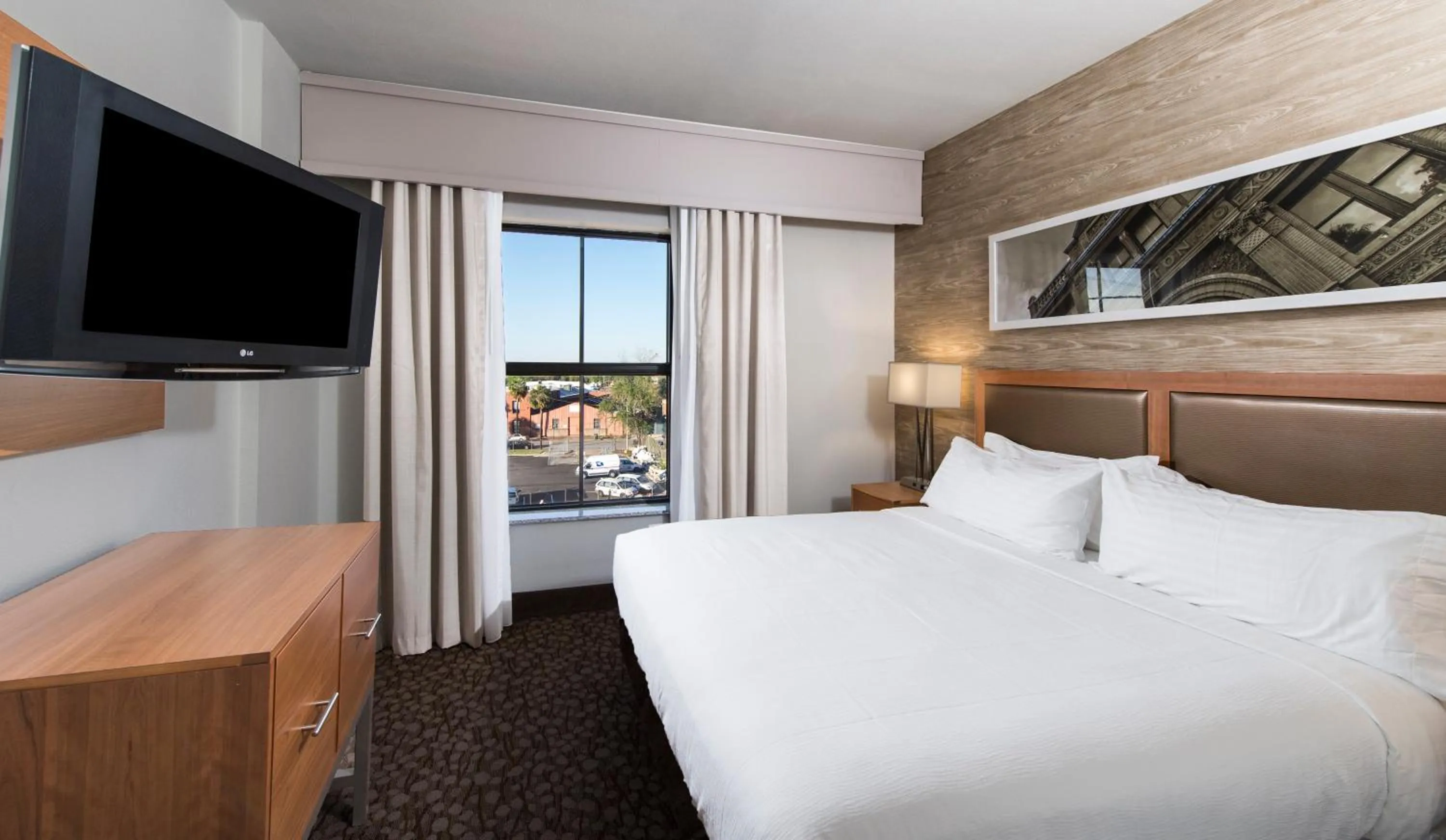 Photo of the whole room, Bed in Holiday Inn Savannah Historic District by IHG