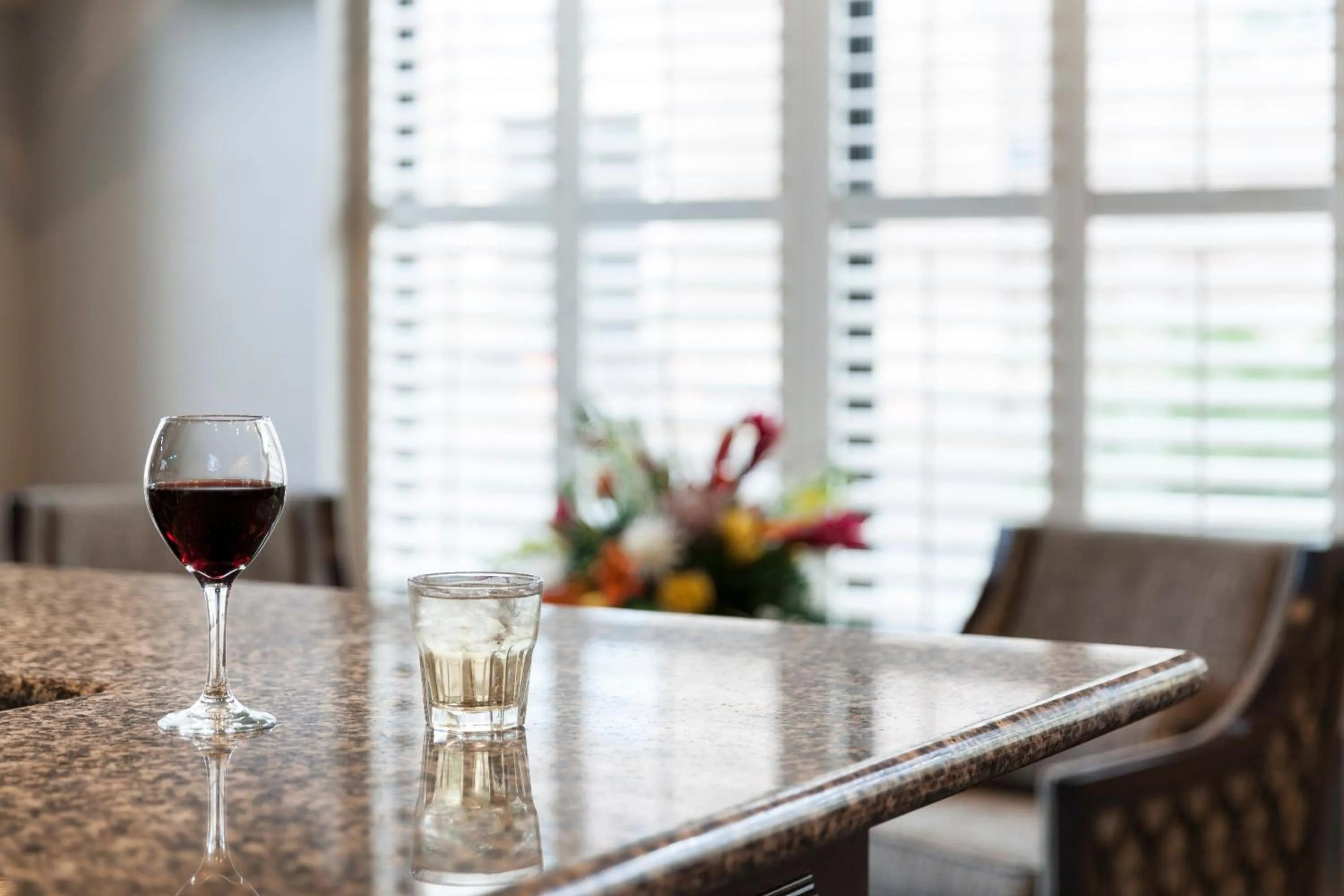 Lounge or bar in Holiday Inn Savannah Historic District by IHG